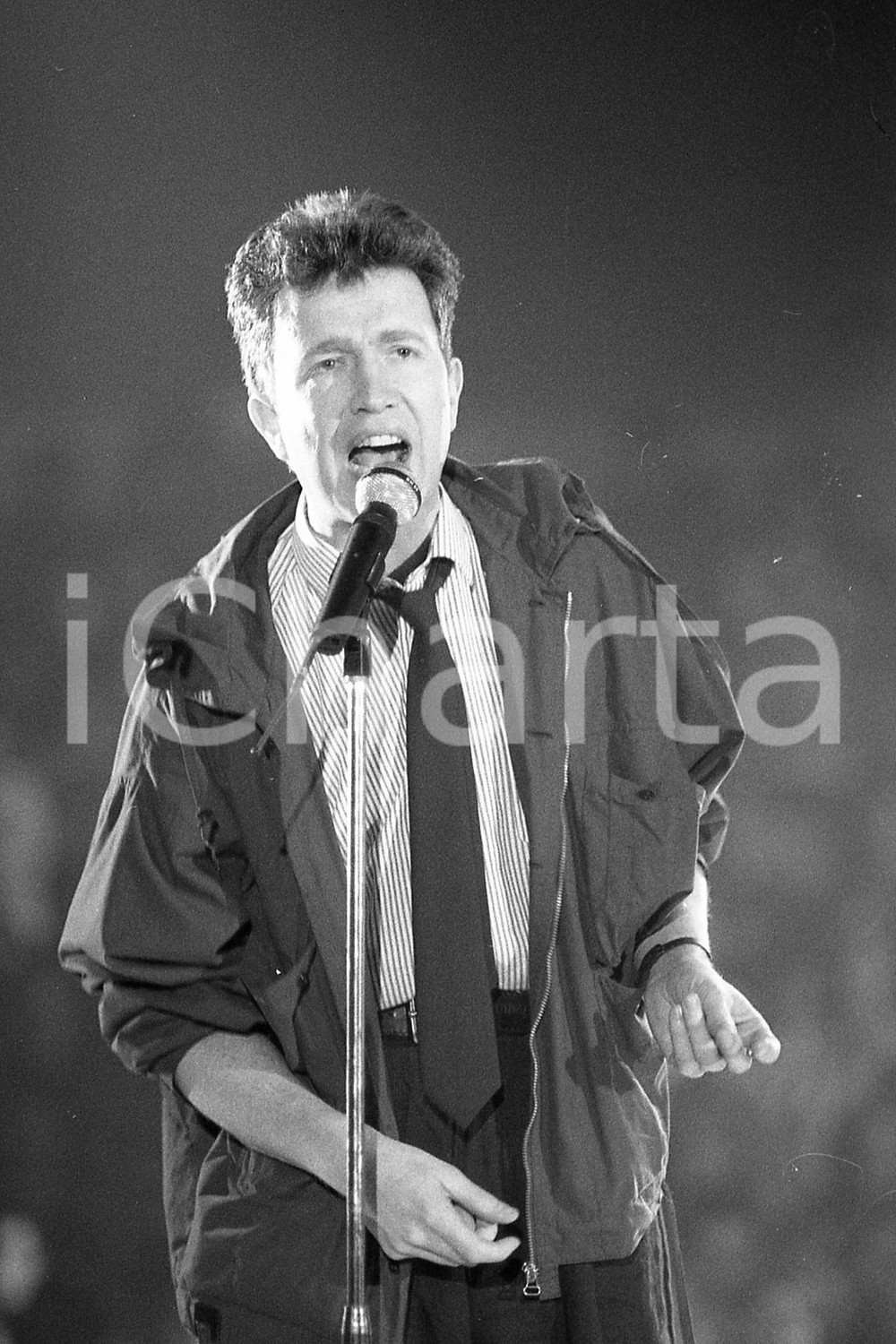 1987 SANREMO Tom ROBINSON sul palco del PALAROCK (5) NEGATIVO ORIGINALE Negativo originale in bianco e nero, in formato 35mm CONDIZIONI: FAIR E' SEVERAMENTE VIETATA LA RIPRODUZIONE.TUTTI I DIRITTI SONO RISERVATI.ICharta mette in vendita, sul negozio eBay e in esclusiva sul sito "icharta" il proprio archivio composto da numerose diapositive e negativi fotografici d'epoca, tutti originali e autentici, che attraversano la storia del costume italiano tra gli la fine degli anni Sessanta e Novanta.Si tratta di uno sguardo inedito sull'attualità, la politica, la vita quotidiana, il gossip e la cultura, che fotografa il cambiamento della nazione in quest'ultimo scorcio del XX secolo. Un'occasione unica per il mercato del collezionismo, che vede finalmente disponibile un archivio eccezionale per vastità, tematiche e condizioni, in un settore (il negativo fotografico e la diapositiva) di assoluta novità e dalle interessanti prospettive di investimento. FAIR/discreto   originale e autentica 1