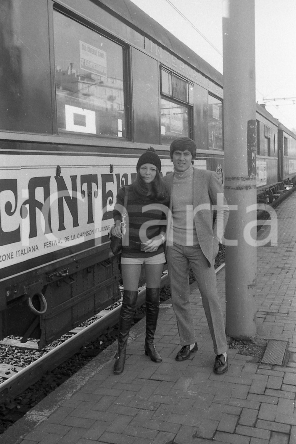 1971 CANTEUROPA Gianni MORANDI Laura EFRIKIAN in posa NEGATIVO ORIGINALE Il servizio fotografico è stato realizzato in stazione alla partenza per la tournèe.Negativo originale in bianco e nero (su pellicola), in formato 35mm CONDIZIONI: FAIRE' severamente vietata la riproduzione. Tutti i diritti sono riservati. ICharta mette in vendita, sul negozio eBay e in esclusiva sul sito "icharta" il proprio archivio composto da numerose diapositive e negativi fotografici d'epoca, tutti originali e autentici, che attraversano la storia del costume italiano tra gli la fine degli anni Sessanta e Novanta.Si tratta di uno sguardo inedito sull'attualità, la politica, la vita quotidiana, il gossip e la cultura, che fotografa il cambiamento della nazione in quest'ultimo scorcio del XX secolo. Un'occasione unica per il mercato del collezionismo, che vede finalmente disponibile un archivio eccezionale per vastità, tematiche e condizioni, in un settore (il negativo fotografico e la diapositiva) di assoluta novità e dalle interessanti prospettive di investimento. FAIR/discreto   originale e autentica 1