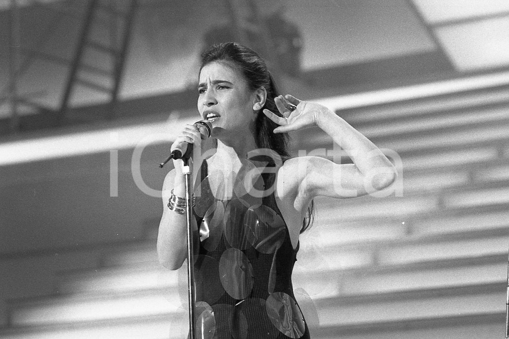 1987 SANREMO Paola TURCI Nuove proposte canta Tango NEGATIVO ORIGINALE Fotografia realizzata sul palco.Negativo originale in bianco e nero, in formato 35mm CONDIZIONI: FAIR E' SEVERAMENTE VIETATA LA RIPRODUZIONE.TUTTI I DIRITTI SONO RISERVATI.ICharta mette in vendita, sul negozio eBay e in esclusiva sul sito "icharta" il proprio archivio composto da numerose diapositive e negativi fotografici d'epoca, tutti originali e autentici, che attraversano la storia del costume italiano tra gli la fine degli anni Sessanta e Novanta.Si tratta di uno sguardo inedito sull'attualità, la politica, la vita quotidiana, il gossip e la cultura, che fotografa il cambiamento della nazione in quest'ultimo scorcio del XX secolo. Un'occasione unica per il mercato del collezionismo, che vede finalmente disponibile un archivio eccezionale per vastità, tematiche e condizioni, in un settore (il negativo fotografico e la diapositiva) di assoluta novità e dalle interessanti prospettive di investimento. FAIR/discreto   originale e autentica 1