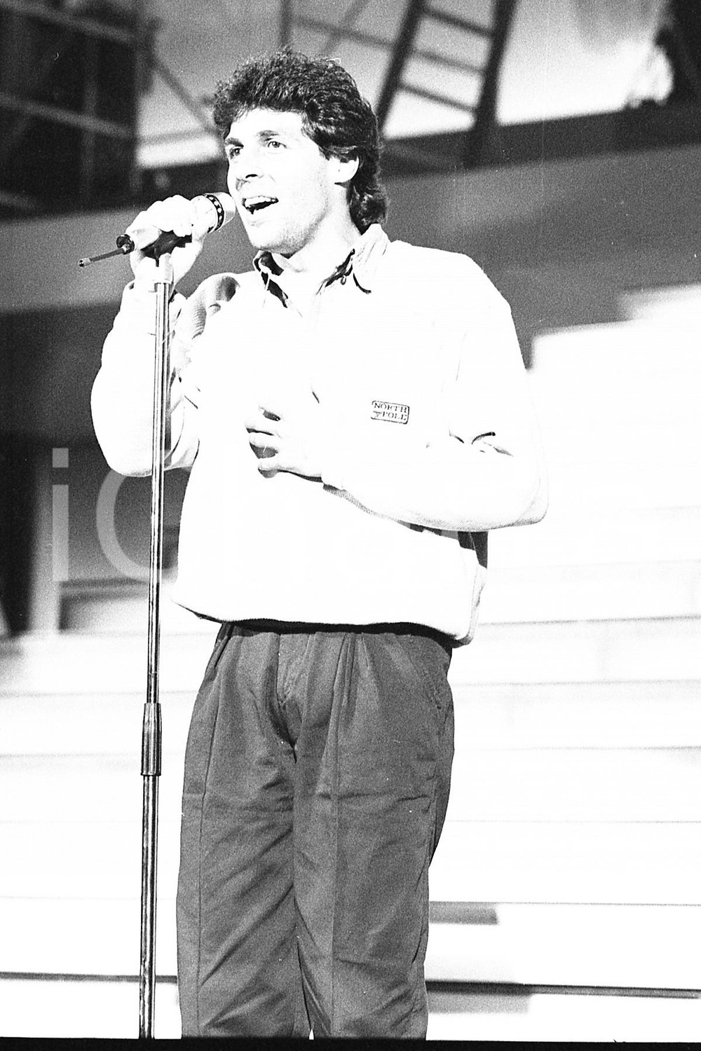 1987 SANREMO Luca BARBAROSSA in Come dentro un film (2) NEGATIVO ORIGINALE Negativo originale in bianco e nero, in formato 35mm CONDIZIONI: FAIR E' SEVERAMENTE VIETATA LA RIPRODUZIONE.TUTTI I DIRITTI SONO RISERVATI.ICharta mette in vendita, sul negozio eBay e in esclusiva sul sito "icharta" il proprio archivio composto da numerose diapositive e negativi fotografici d'epoca, tutti originali e autentici, che attraversano la storia del costume italiano tra gli la fine degli anni Sessanta e Novanta.Si tratta di uno sguardo inedito sull'attualità, la politica, la vita quotidiana, il gossip e la cultura, che fotografa il cambiamento della nazione in quest'ultimo scorcio del XX secolo. Un'occasione unica per il mercato del collezionismo, che vede finalmente disponibile un archivio eccezionale per vastità, tematiche e condizioni, in un settore (il negativo fotografico e la diapositiva) di assoluta novità e dalle interessanti prospettive di investimento. FAIR/discreto   originale e autentica 1