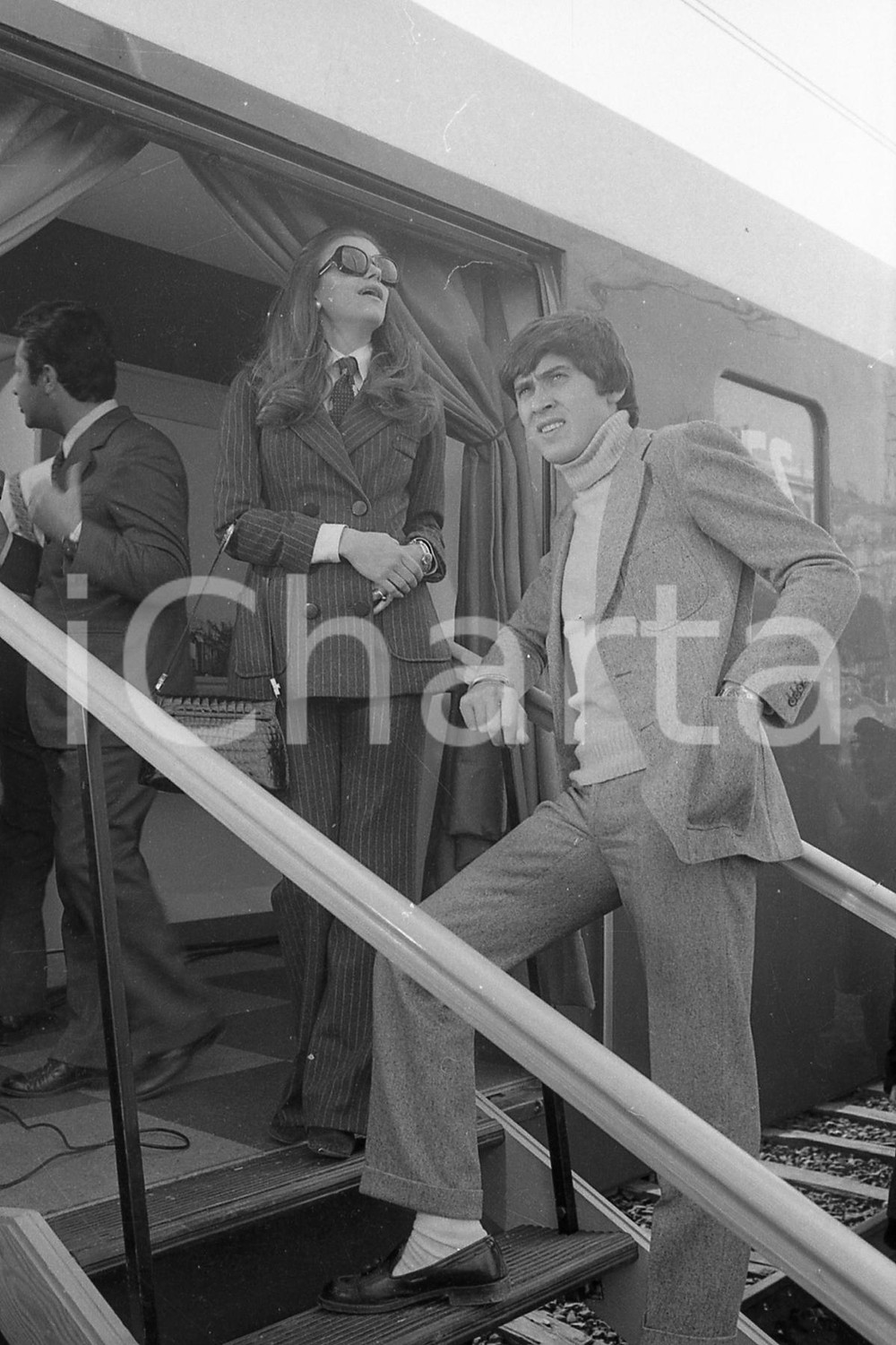 1971 CANTEUROPA Gianni MORANDI e MILVA in treno NEGATIVO ORIGINALE Negativo originale in bianco e nero (su pellicola), in formato 35mm CONDIZIONI: FAIRE' severamente vietata la riproduzione. Tutti i diritti sono riservati. ICharta mette in vendita, sul negozio eBay e in esclusiva sul sito "icharta" il proprio archivio composto da numerose diapositive e negativi fotografici d'epoca, tutti originali e autentici, che attraversano la storia del costume italiano tra gli la fine degli anni Sessanta e Novanta.Si tratta di uno sguardo inedito sull'attualità, la politica, la vita quotidiana, il gossip e la cultura, che fotografa il cambiamento della nazione in quest'ultimo scorcio del XX secolo. Un'occasione unica per il mercato del collezionismo, che vede finalmente disponibile un archivio eccezionale per vastità, tematiche e condizioni, in un settore (il negativo fotografico e la diapositiva) di assoluta novità e dalle interessanti prospettive di investimento. FAIR/discreto   originale e autentica 1