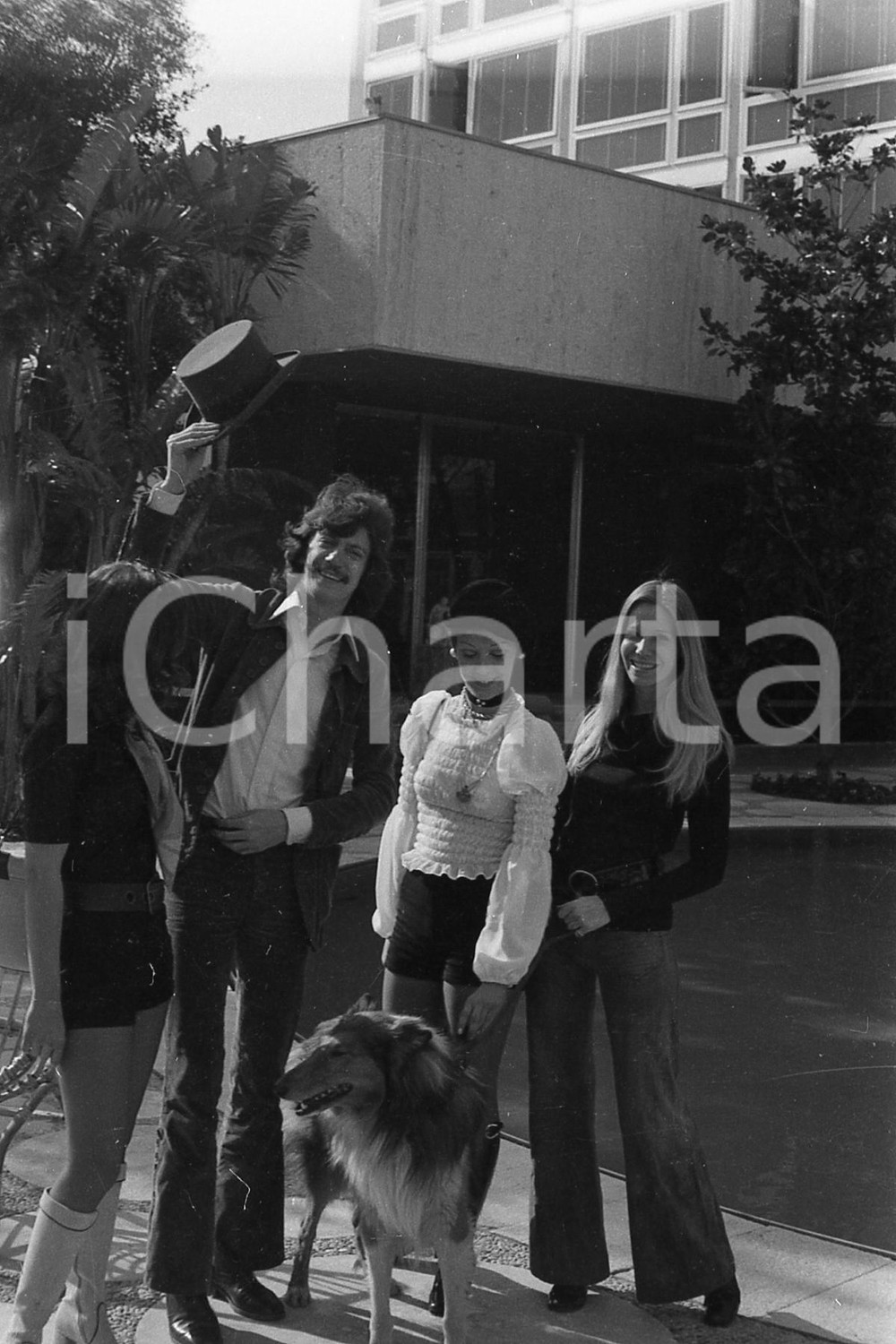 1970ca SANREMO ANTOINE Pierre Antoine Muraccioli NEGATIVO ORIGINALE Negativo originale in bianco e nero (su pellicola), in formato 35mm CONDIZIONI: FAIRE' severamente vietata la riproduzione. Tutti i diritti sono riservati. ICharta mette in vendita, sul negozio eBay e in esclusiva sul sito "icharta" il proprio archivio composto da numerose diapositive e negativi fotografici d'epoca, tutti originali e autentici, che attraversano la storia del costume italiano tra gli la fine degli anni Sessanta e Novanta.Si tratta di uno sguardo inedito sull'attualità, la politica, la vita quotidiana, il gossip e la cultura, che fotografa il cambiamento della nazione in quest'ultimo scorcio del XX secolo. Un'occasione unica per il mercato del collezionismo, che vede finalmente disponibile un archivio eccezionale per vastità, tematiche e condizioni, in un settore (il negativo fotografico e la diapositiva) di assoluta novità e dalle interessanti prospettive di investimento. FAIR/discreto  Formato: 99.99 originale e autentica 1