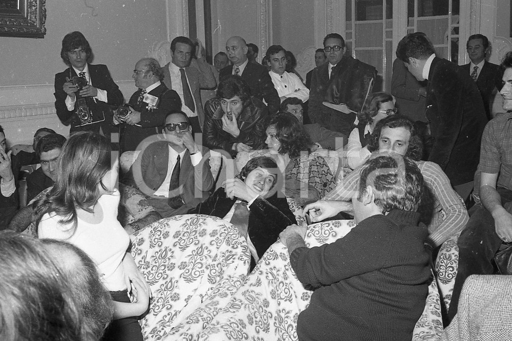 1970ca SANREMO Gianni MORANDI scherza con Paolo VILLAGGIO NEGATIVO ORIGINALE Nello scatto si riconosce Franco anche GATTI dei Ricchi e Poveri.Negativo originale in bianco e nero (su pellicola), in formato 35mm CONDIZIONI: FAIRE' severamente vietata la riproduzione. Tutti i diritti sono riservati. ICharta mette in vendita, sul negozio eBay e in esclusiva sul sito "icharta" il proprio archivio composto da numerose diapositive e negativi fotografici d'epoca, tutti originali e autentici, che attraversano la storia del costume italiano tra gli la fine degli anni Sessanta e Novanta.Si tratta di uno sguardo inedito sull'attualità, la politica, la vita quotidiana, il gossip e la cultura, che fotografa il cambiamento della nazione in quest'ultimo scorcio del XX secolo. Un'occasione unica per il mercato del collezionismo, che vede finalmente disponibile un archivio eccezionale per vastità, tematiche e condizioni, in un settore (il negativo fotografico e la diapositiva) di assoluta novità e dalle interessanti prospettive di investimento. FAIR/discreto   originale e autentica 1