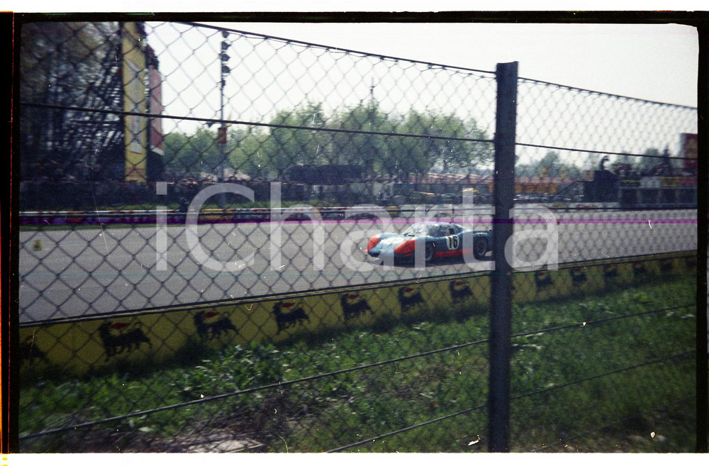 1969 MONZA 1000 km ALPINE A 220 sul rettilineo dei box NEGATIVO ORIGINALE Negativo originale a colori, in formato 35mm CONDIZIONI: FAIR E' SEVERAMENTE VIETATA LA RIPRODUZIONE.TUTTI I DIRITTI SONO RISERVATI.ICharta mette in vendita, sul negozio eBay e in esclusiva sul sito "icharta" il proprio archivio composto da numerose diapositive e negativi fotografici d'epoca, tutti originali e autentici, che attraversano la storia del costume italiano tra gli la fine degli anni Sessanta e Novanta.Si tratta di uno sguardo inedito sull'attualità, la politica, la vita quotidiana, il gossip e la cultura, che fotografa il cambiamento della nazione in quest'ultimo scorcio del XX secolo. Un'occasione unica per il mercato del collezionismo, che vede finalmente disponibile un archivio eccezionale per vastità, tematiche e condizioni, in un settore (il negativo fotografico e la diapositiva) di assoluta novità e dalle interessanti prospettive di investimento. FAIR/discreto   originale e autentica 1