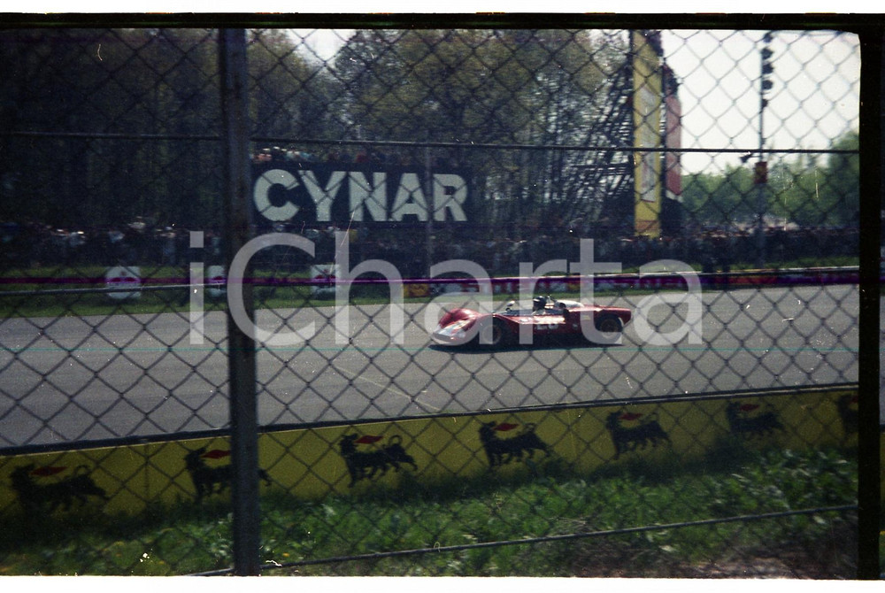 1969 MONZA 1000 km ATS 1000 SP Ford rettilineo dei box NEGATIVO ORIGINALE Negativo originale a colori, in formato 35mm CONDIZIONI: FAIR E' SEVERAMENTE VIETATA LA RIPRODUZIONE.TUTTI I DIRITTI SONO RISERVATI.ICharta mette in vendita, sul negozio eBay e in esclusiva sul sito "icharta" il proprio archivio composto da numerose diapositive e negativi fotografici d'epoca, tutti originali e autentici, che attraversano la storia del costume italiano tra gli la fine degli anni Sessanta e Novanta.Si tratta di uno sguardo inedito sull'attualità, la politica, la vita quotidiana, il gossip e la cultura, che fotografa il cambiamento della nazione in quest'ultimo scorcio del XX secolo. Un'occasione unica per il mercato del collezionismo, che vede finalmente disponibile un archivio eccezionale per vastità, tematiche e condizioni, in un settore (il negativo fotografico e la diapositiva) di assoluta novità e dalle interessanti prospettive di investimento. FAIR/discreto   originale e autentica 1