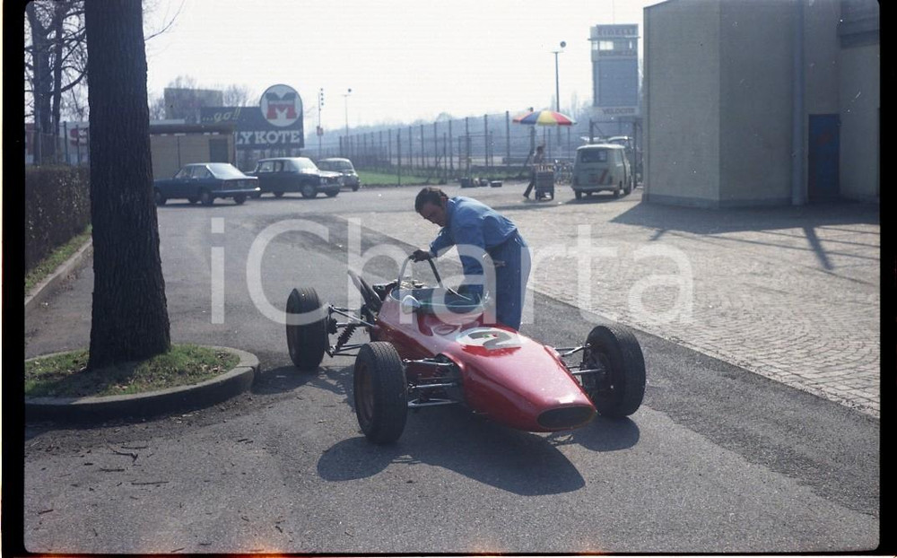 1970ca MONZA Formula 850 sulla corsia dei box (3) NEGATIVO ORIGINALE  Negativo originale a colori, in formato cm 6 x 9 CONDIZIONI: FAIR E' SEVERAMENTE VIETATA LA RIPRODUZIONE.TUTTI I DIRITTI SONO RISERVATI.ICharta mette in vendita, sul negozio eBay e in esclusiva sul sito "icharta" il proprio archivio composto da numerose diapositive e negativi fotografici d'epoca, tutti originali e autentici, che attraversano la storia del costume italiano tra gli la fine degli anni Sessanta e Novanta.Si tratta di uno sguardo inedito sull'attualità, la politica, la vita quotidiana, il gossip e la cultura, che fotografa il cambiamento della nazione in quest'ultimo scorcio del XX secolo. Un'occasione unica per il mercato del collezionismo, che vede finalmente disponibile un archivio eccezionale per vastità, tematiche e condizioni, in un settore (il negativo fotografico e la diapositiva) di assoluta novità e dalle interessanti prospettive di investimento. FAIR/discreto   originale e autentica 1