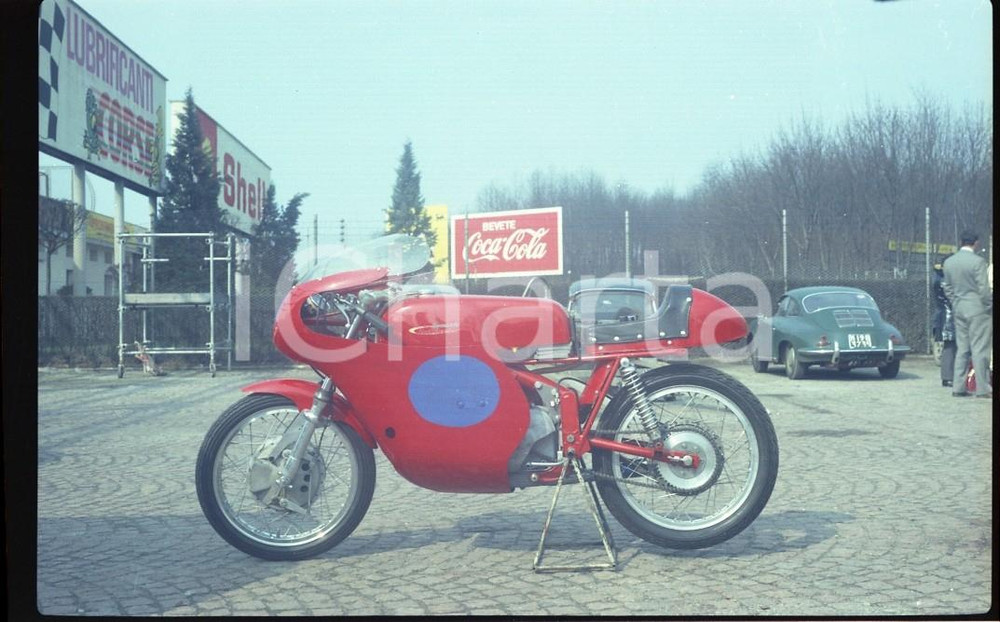 1970ca MONZA AERMACCHI HARLEY DAVIDSON ALA D'ORO 250 NEGATIVO ORIGINALE  Negativo originale a colori, in formato cm 6 x 9 CONDIZIONI: FAIR E' SEVERAMENTE VIETATA LA RIPRODUZIONE.TUTTI I DIRITTI SONO RISERVATI.ICharta mette in vendita, sul negozio eBay e in esclusiva sul sito "icharta" il proprio archivio composto da numerose diapositive e negativi fotografici d'epoca, tutti originali e autentici, che attraversano la storia del costume italiano tra gli la fine degli anni Sessanta e Novanta.Si tratta di uno sguardo inedito sull'attualità, la politica, la vita quotidiana, il gossip e la cultura, che fotografa il cambiamento della nazione in quest'ultimo scorcio del XX secolo. Un'occasione unica per il mercato del collezionismo, che vede finalmente disponibile un archivio eccezionale per vastità, tematiche e condizioni, in un settore (il negativo fotografico e la diapositiva) di assoluta novità e dalle interessanti prospettive di investimento. FAIR/discreto   originale e autentica 1