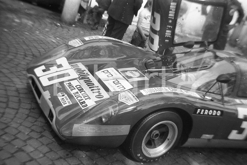 1971 MONZA 1000 Km Michel DUPONT su Chevron B16 ai box 1 NEGATIVO ORIGINALE Nel negativo la vettura della Scuderia Dupont coi piloti Michel DUPONT e Fabrizio NOE.Negativo originale in bianco e nero, in formato 35mm CONDIZIONI: FAIR E' SEVERAMENTE VIETATA LA RIPRODUZIONE.TUTTI I DIRITTI SONO RISERVATI.ICharta mette in vendita, sul negozio eBay e in esclusiva sul sito "icharta" il proprio archivio composto da numerose diapositive e negativi fotografici d'epoca, tutti originali e autentici, che attraversano la storia del costume italiano tra gli la fine degli anni Sessanta e Novanta.Si tratta di uno sguardo inedito sull'attualità, la politica, la vita quotidiana, il gossip e la cultura, che fotografa il cambiamento della nazione in quest'ultimo scorcio del XX secolo. Un'occasione unica per il mercato del collezionismo, che vede finalmente disponibile un archivio eccezionale per vastità, tematiche e condizioni, in un settore (il negativo fotografico e la diapositiva) di assoluta novità e dalle interessanti prospettive di investimento. FAIR/discreto   originale e autentica 1