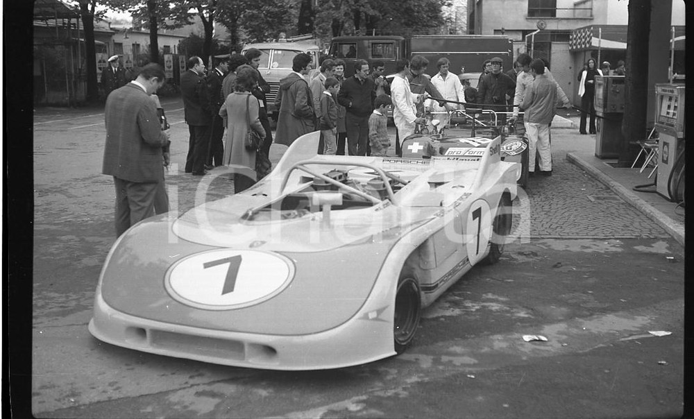 1972 MONZA 1000 km PORSCHE 908-3 e ABARTH OSELLA SE-021 NEGATIVO ORIGINALE La Porsche 908-3 condotta in gara da Reinhold JOEST e l'Abarth Osella da Luciano ROIATTI e Renzo CATTELAN.Negativo originale in bianco e nero, in formato cm 6 x 9 CONDIZIONI: FAIR E' SEVERAMENTE VIETATA LA RIPRODUZIONE.TUTTI I DIRITTI SONO RISERVATI.ICharta mette in vendita, sul negozio eBay e in esclusiva sul sito "icharta" il proprio archivio composto da numerose diapositive e negativi fotografici d'epoca, tutti originali e autentici, che attraversano la storia del costume italiano tra gli la fine degli anni Sessanta e Novanta.Si tratta di uno sguardo inedito sull'attualità, la politica, la vita quotidiana, il gossip e la cultura, che fotografa il cambiamento della nazione in quest'ultimo scorcio del XX secolo. Un'occasione unica per il mercato del collezionismo, che vede finalmente disponibile un archivio eccezionale per vastità, tematiche e condizioni, in un settore (il negativo fotografico e la diapositiva) di assoluta novità e dalle interessanti prospettive di investimento.    originale e autentica 1