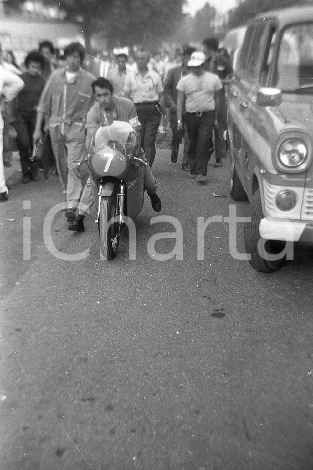 1970 MONZA MOTOMONDIALE MV AGUSTA di Angelo BERGAMONTI NEGATIVO ORIGINALE Negativo originale in bianco e nero, in formato 35mm CONDIZIONI: FAIR E' SEVERAMENTE VIETATA LA RIPRODUZIONE.TUTTI I DIRITTI SONO RISERVATI.ICharta mette in vendita, sul negozio eBay e in esclusiva sul sito "icharta" il proprio archivio composto da numerose diapositive e negativi fotografici d'epoca, tutti originali e autentici, che attraversano la storia del costume italiano tra gli la fine degli anni Sessanta e Novanta.Si tratta di uno sguardo inedito sull'attualità, la politica, la vita quotidiana, il gossip e la cultura, che fotografa il cambiamento della nazione in quest'ultimo scorcio del XX secolo. Un'occasione unica per il mercato del collezionismo, che vede finalmente disponibile un archivio eccezionale per vastità, tematiche e condizioni, in un settore (il negativo fotografico e la diapositiva) di assoluta novità e dalle interessanti prospettive di investimento. FAIR/discreto   originale e autentica 1