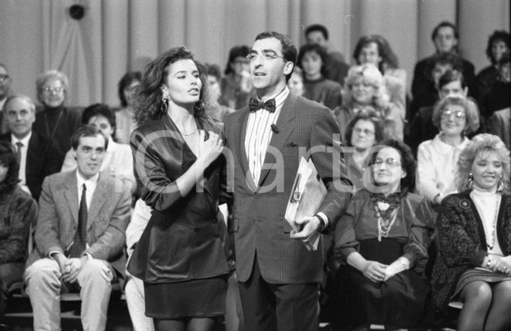 1988 ODEON TV AUGUSTO CASTI MONDELLI La ruota della fortuna NEGATIVO ORIGINALE  Negativo originale, su pellicola, in formato 35 mm. CONDIZIONI: FAIR E' SEVERAMENTE VIETATA LA RIPRODUZIONE.TUTTI I DIRITTI SONO RISERVATI.ICharta mette in vendita, sul negozio eBay e in esclusiva sul sito "icharta" il proprio archivio composto da numerose diapositive e negativi fotografici d'epoca, tutti originali e autentici, che attraversano la storia del costume italiano tra gli la fine degli anni Sessanta e Novanta.Si tratta di uno sguardo inedito sull'attualità, la politica, la vita quotidiana, il gossip e la cultura, che fotografa il cambiamento della nazione in quest'ultimo scorcio del XX secolo. Un'occasione unica per il mercato del collezionismo, che vede finalmente disponibile un archivio eccezionale per vastità, tematiche e condizioni, in un settore (il negativo fotografico e la diapositiva) di assoluta novità e dalle interessanti prospettive di investimento. CONDIZIONI:FAIR/discreto originale e autentica 1