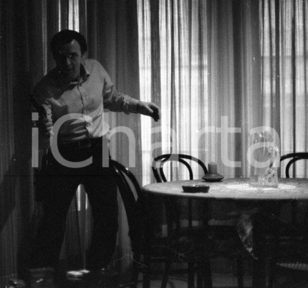 1975ca MARIO PIAVE Ritratto artistico 2 NEGATIVO ORIGINALE  Negativo originale, su pellicola, in formato 35 mm. CONDIZIONI: FAIR E' SEVERAMENTE VIETATA LA RIPRODUZIONE.TUTTI I DIRITTI SONO RISERVATI.ICharta mette in vendita, sul negozio eBay e in esclusiva sul sito "icharta" il proprio archivio composto da numerose diapositive e negativi fotografici d'epoca, tutti originali e autentici, che attraversano la storia del costume italiano tra gli la fine degli anni Sessanta e Novanta.Si tratta di uno sguardo inedito sull'attualità, la politica, la vita quotidiana, il gossip e la cultura, che fotografa il cambiamento della nazione in quest'ultimo scorcio del XX secolo. Un'occasione unica per il mercato del collezionismo, che vede finalmente disponibile un archivio eccezionale per vastità, tematiche e condizioni, in un settore (il negativo fotografico e la diapositiva) di assoluta novità e dalle interessanti prospettive di investimento. CONDIZIONI:FAIR/discreto originale e autentica 1