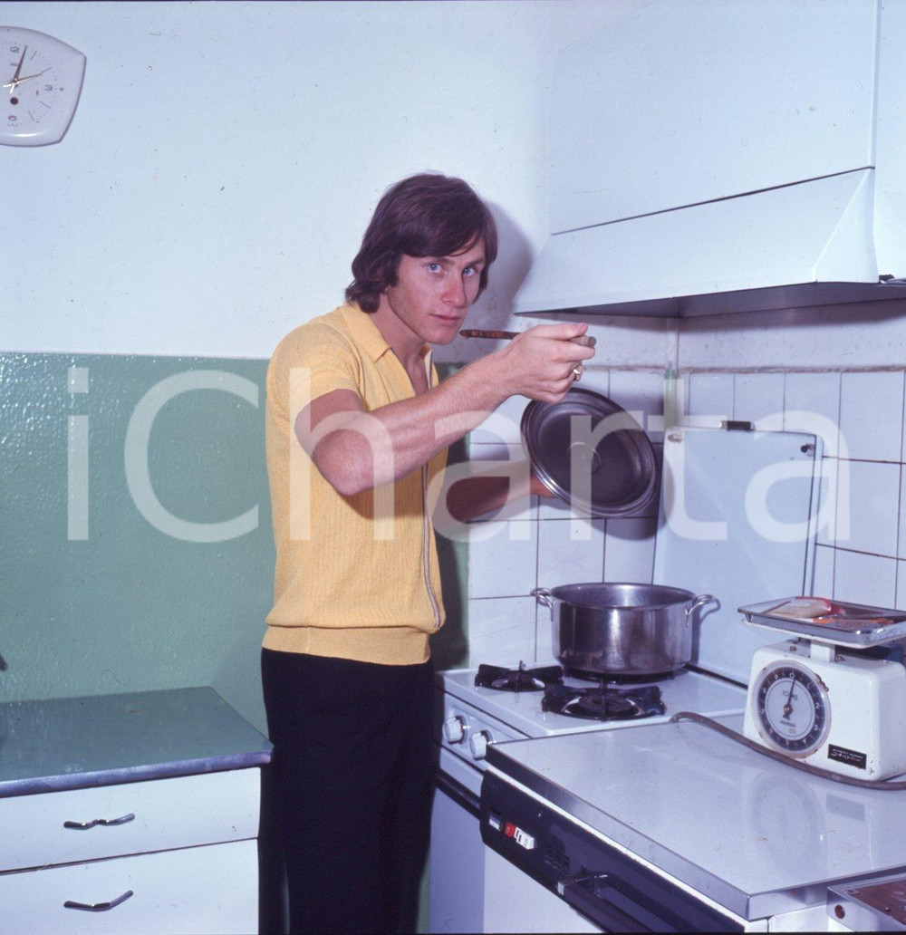 1975ca GABRIELE ORIALI CALCIO Ritratto in cucina DIAPOSITIVA ORIGINALE  Positivo originale a colori, in formato cm 6 x 6 CONDIZIONI: FAIR E' SEVERAMENTE VIETATA LA RIPRODUZIONE.TUTTI I DIRITTI SONO RISERVATI.ICharta mette in vendita, sul negozio eBay e in esclusiva sul sito "icharta" il proprio archivio composto da numerose diapositive e negativi fotografici d'epoca, tutti originali e autentici, che attraversano la storia del costume italiano tra gli la fine degli anni Sessanta e Novanta.Si tratta di uno sguardo inedito sull'attualità, la politica, la vita quotidiana, il gossip e la cultura, che fotografa il cambiamento della nazione in quest'ultimo scorcio del XX secolo. Un'occasione unica per il mercato del collezionismo, che vede finalmente disponibile un archivio eccezionale per vastità, tematiche e condizioni, in un settore (il negativo fotografico e la diapositiva) di assoluta novità e dalle interessanti prospettive di investimento. CONDIZIONI:FAIR/discreto originale e autentica 1