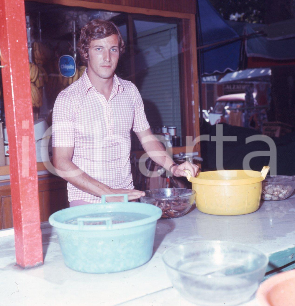 1975ca MARCELLOI LIPPI CALCIO Ritratto paparazzi DIAPOSITIVA ORIGINALE  Positivo originale a colori, su pellicola, in formato cm 6 x 6 CONDIZIONI: FAIR E' SEVERAMENTE VIETATA LA RIPRODUZIONE.TUTTI I DIRITTI SONO RISERVATI.ICharta mette in vendita, sul negozio eBay e in esclusiva sul sito "icharta" il proprio archivio composto da numerose diapositive e negativi fotografici d'epoca, tutti originali e autentici, che attraversano la storia del costume italiano tra gli la fine degli anni Sessanta e Novanta.Si tratta di uno sguardo inedito sull'attualità, la politica, la vita quotidiana, il gossip e la cultura, che fotografa il cambiamento della nazione in quest'ultimo scorcio del XX secolo. Un'occasione unica per il mercato del collezionismo, che vede finalmente disponibile un archivio eccezionale per vastità, tematiche e condizioni, in un settore (il negativo fotografico e la diapositiva) di assoluta novità e dalle interessanti prospettive di investimento. CONDIZIONI:FAIR/discreto originale e autentica 1