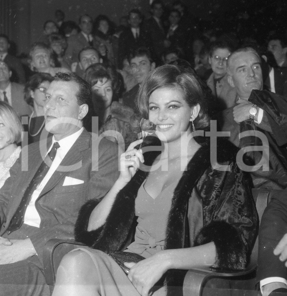 1975ca CLAUDIA CARDINARE Ritratto con rosa NEGATIVO ORIGINALE  Negativo originale, su pellicola, in formato cm 6 x 6 CONDIZIONI: FAIR E' SEVERAMENTE VIETATA LA RIPRODUZIONE.TUTTI I DIRITTI SONO RISERVATI.ICharta mette in vendita, sul negozio eBay e in esclusiva sul sito "icharta" il proprio archivio composto da numerose diapositive e negativi fotografici d'epoca, tutti originali e autentici, che attraversano la storia del costume italiano tra gli la fine degli anni Sessanta e Novanta.Si tratta di uno sguardo inedito sull'attualità, la politica, la vita quotidiana, il gossip e la cultura, che fotografa il cambiamento della nazione in quest'ultimo scorcio del XX secolo. Un'occasione unica per il mercato del collezionismo, che vede finalmente disponibile un archivio eccezionale per vastità, tematiche e condizioni, in un settore (il negativo fotografico e la diapositiva) di assoluta novità e dalle interessanti prospettive di investimento. FAIR/discreto   originale e autentica 1