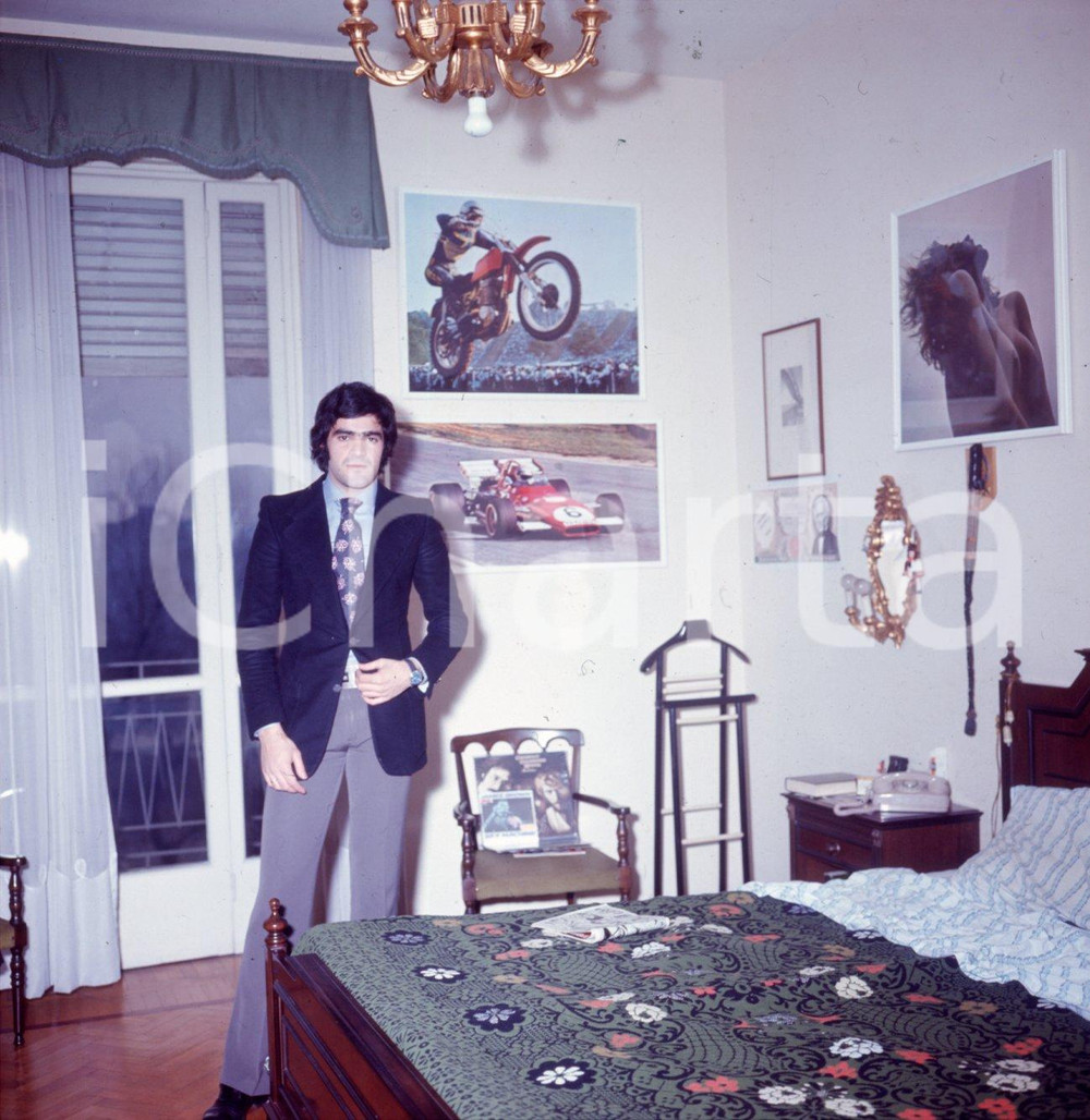 1975ca ANTONELLO CUCCUREDDU JUVENTUS Ritratto domestico DIAPOSITIVA ORIGINALE  Positivo originale a colori, su pellicola, in formato cm 6 x 6 CONDIZIONI: FAIR E' SEVERAMENTE VIETATA LA RIPRODUZIONE.TUTTI I DIRITTI SONO RISERVATI.ICharta mette in vendita, sul negozio eBay e in esclusiva sul sito "icharta" il proprio archivio composto da numerose diapositive e negativi fotografici d'epoca, tutti originali e autentici, che attraversano la storia del costume italiano tra gli la fine degli anni Sessanta e Novanta.Si tratta di uno sguardo inedito sull'attualità, la politica, la vita quotidiana, il gossip e la cultura, che fotografa il cambiamento della nazione in quest'ultimo scorcio del XX secolo. Un'occasione unica per il mercato del collezionismo, che vede finalmente disponibile un archivio eccezionale per vastità, tematiche e condizioni, in un settore (il negativo fotografico e la diapositiva) di assoluta novità e dalle interessanti prospettive di investimento. CONDIZIONI:FAIR/discreto originale e autentica 1