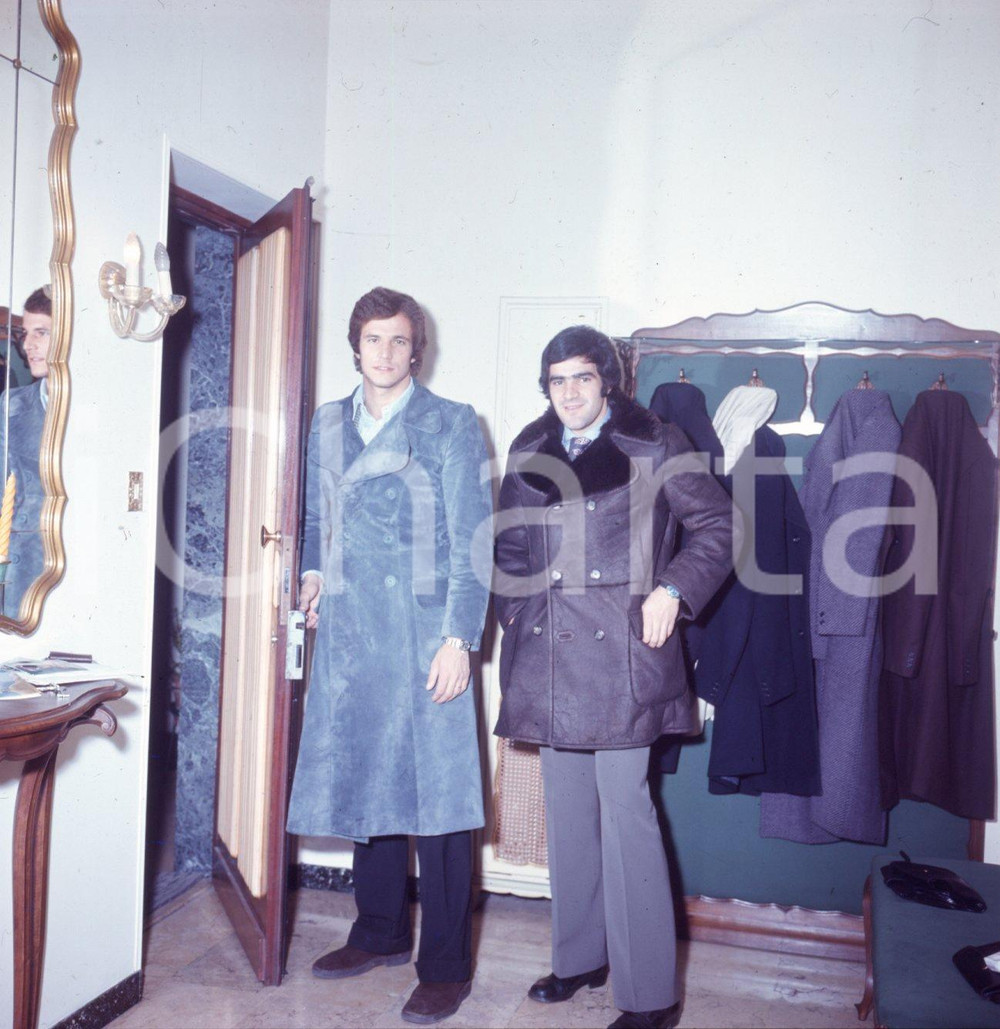 1975ca ANTONELLO CUCCUREDDU  LUCIANO SPINOSI Juventus NEGATIVO ORIGINALE  Negativo originale a colori, su pellicola, in formato cm 6 x 6 CONDIZIONI: FAIR E' SEVERAMENTE VIETATA LA RIPRODUZIONE.TUTTI I DIRITTI SONO RISERVATI.ICharta mette in vendita, sul negozio eBay e in esclusiva sul sito "icharta" il proprio archivio composto da numerose diapositive e negativi fotografici d'epoca, tutti originali e autentici, che attraversano la storia del costume italiano tra gli la fine degli anni Sessanta e Novanta.Si tratta di uno sguardo inedito sull'attualità, la politica, la vita quotidiana, il gossip e la cultura, che fotografa il cambiamento della nazione in quest'ultimo scorcio del XX secolo. Un'occasione unica per il mercato del collezionismo, che vede finalmente disponibile un archivio eccezionale per vastità, tematiche e condizioni, in un settore (il negativo fotografico e la diapositiva) di assoluta novità e dalle interessanti prospettive di investimento. CONDIZIONI:FAIR/discreto originale e autentica 1