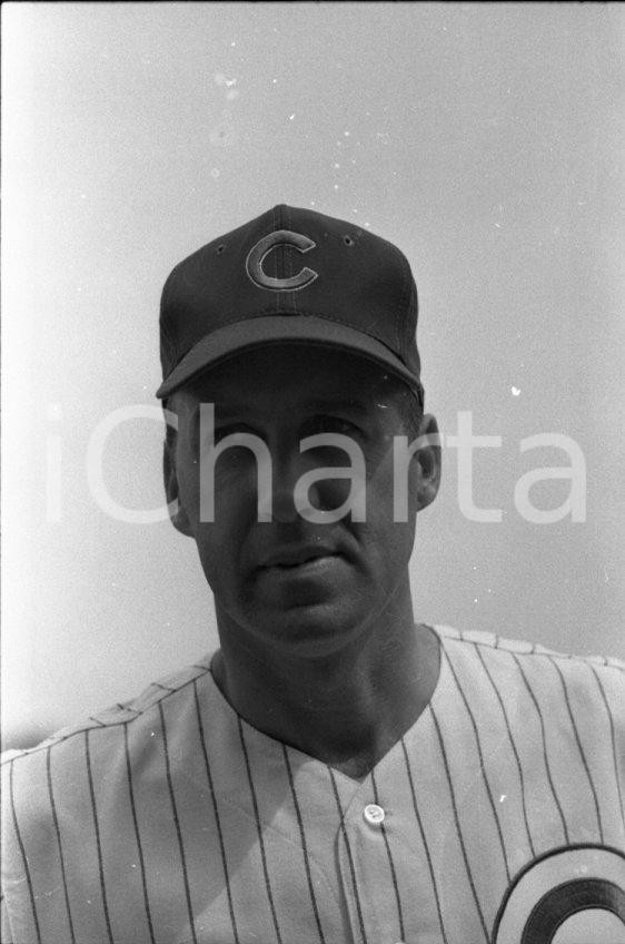 1969 PHIL REGAN Baseball Ritratto NEGATIVO ORIGINALE 35mm  Negativo originale, su pellicola, in formato 35 mm. CONDIZIONI: FAIR E' SEVERAMENTE VIETATA LA RIPRODUZIONE.TUTTI I DIRITTI SONO RISERVATI.ICharta mette in vendita, sul negozio eBay e in esclusiva sul sito "icharta" il proprio archivio composto da numerose diapositive e negativi fotografici d'epoca, tutti originali e autentici, che attraversano la storia del costume italiano tra gli la fine degli anni Sessanta e Novanta.Si tratta di uno sguardo inedito sull'attualità, la politica, la vita quotidiana, il gossip e la cultura, che fotografa il cambiamento della nazione in quest'ultimo scorcio del XX secolo. Un'occasione unica per il mercato del collezionismo, che vede finalmente disponibile un archivio eccezionale per vastità, tematiche e condizioni, in un settore (il negativo fotografico e la diapositiva) di assoluta novità e dalle interessanti prospettive di investimento. CONDIZIONI:FAIR/discreto originale e autentica 1