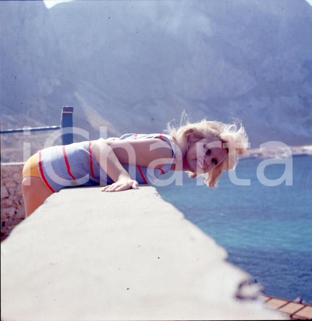 1975ca CARMEN VILLANI Ritratto al mare DIAPOSITIVA ORIGINALE  Positivo originale a colori, su pellicola, in formato cm 6 x 6 CONDIZIONI: FAIR E' SEVERAMENTE VIETATA LA RIPRODUZIONE.TUTTI I DIRITTI SONO RISERVATI.ICharta mette in vendita, sul negozio eBay e in esclusiva sul sito "icharta" il proprio archivio composto da numerose diapositive e negativi fotografici d'epoca, tutti originali e autentici, che attraversano la storia del costume italiano tra gli la fine degli anni Sessanta e Novanta.Si tratta di uno sguardo inedito sull'attualità, la politica, la vita quotidiana, il gossip e la cultura, che fotografa il cambiamento della nazione in quest'ultimo scorcio del XX secolo. Un'occasione unica per il mercato del collezionismo, che vede finalmente disponibile un archivio eccezionale per vastità, tematiche e condizioni, in un settore (il negativo fotografico e la diapositiva) di assoluta novità e dalle interessanti prospettive di investimento. CONDIZIONI:FAIR/discreto originale e autentica 1