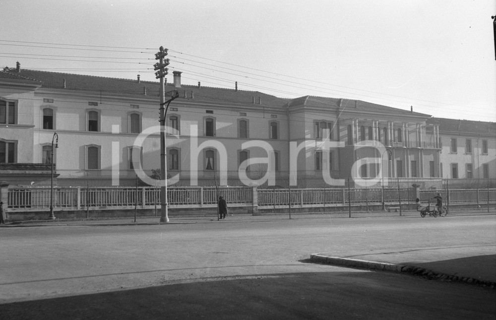 1949 BRESCIA Sede "Poliambulanza" NEGATIVO ORIGINALE Negativo originale artistico in bianco e nero, su pellicola, in formato cm 9 x 6 CONDIZIONI: FAIR ICharta mette in vendita, sul negozio eBay e in esclusiva sul sito "icharta" il proprio archivio composto da numerose diapositive e negativi fotografici d'epoca, tutti originali e autentici, che attraversano la storia del costume italiano tra gli la fine degli anni Sessanta e Novanta.Si tratta di uno sguardo inedito sull'attualità, la politica, la vita quotidiana, il gossip e la cultura, che fotografa il cambiamento della nazione in quest'ultimo scorcio del XX secolo. Un'occasione unica per il mercato del collezionismo, che vede finalmente disponibile un archivio eccezionale per vastità, tematiche e condizioni, in un settore (il negativo fotografico e la diapositiva) di assoluta novità e dalle interessanti prospettive di investimento. CONDIZIONI:FAIR/discreto originale e autentica 1