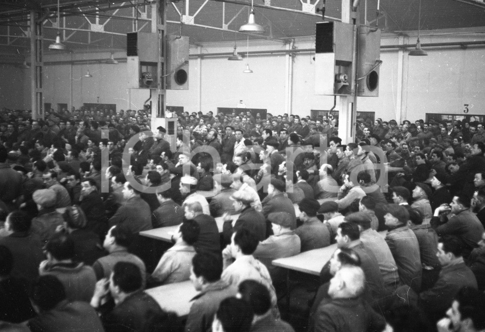 1950 BRESCIA Operai all'assemblea sindacale FIOM alla OM (1) NEGATIVO ORIGINALE Negativo originale artistico in bianco e nero, su pellicola, in formato cm 9 x 6 CONDIZIONI: FAIR ICharta mette in vendita, sul negozio eBay e in esclusiva sul sito "icharta" il proprio archivio composto da numerose diapositive e negativi fotografici d'epoca, tutti originali e autentici, che attraversano la storia del costume italiano tra gli la fine degli anni Sessanta e Novanta.Si tratta di uno sguardo inedito sull'attualità, la politica, la vita quotidiana, il gossip e la cultura, che fotografa il cambiamento della nazione in quest'ultimo scorcio del XX secolo. Un'occasione unica per il mercato del collezionismo, che vede finalmente disponibile un archivio eccezionale per vastità, tematiche e condizioni, in un settore (il negativo fotografico e la diapositiva) di assoluta novità e dalle interessanti prospettive di investimento. CONDIZIONI:FAIR/discreto originale e autentica 1