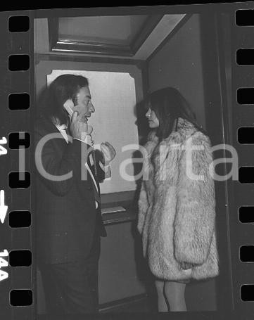 1978ca MILANO Elisabetta VIVIANI Alfredo CERRUTI paparazzi NEGATIVO ORIGINALE Negativo originale in bianco e nero (su pellicola), in formato 35mm CONDIZIONI: FAIRE' severamente vietata la riproduzione. Tutti i diritti sono riservati. ICharta mette in vendita, sul negozio eBay e in esclusiva sul sito "icharta" il proprio archivio composto da numerose diapositive e negativi fotografici d'epoca, tutti originali e autentici, che attraversano la storia del costume italiano tra gli la fine degli anni Sessanta e Novanta.Si tratta di uno sguardo inedito sull'attualità, la politica, la vita quotidiana, il gossip e la cultura, che fotografa il cambiamento della nazione in quest'ultimo scorcio del XX secolo. Un'occasione unica per il mercato del collezionismo, che vede finalmente disponibile un archivio eccezionale per vastità, tematiche e condizioni, in un settore (il negativo fotografico e la diapositiva) di assoluta novità e dalle interessanti prospettive di investimento. FAIR/discreto   originale e autentica 1