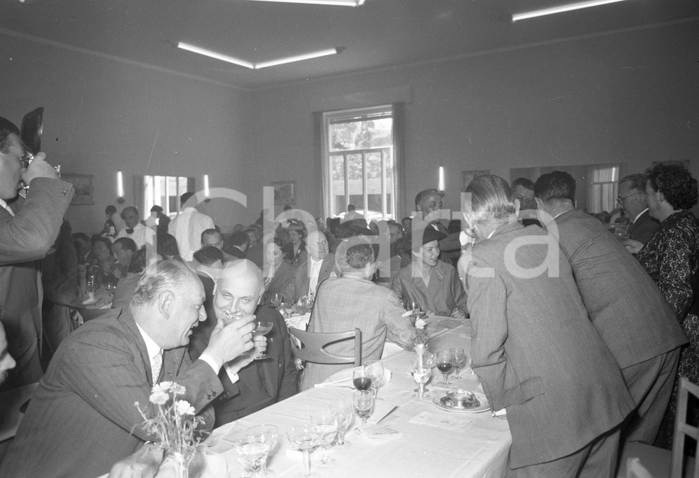 1955 BOARIO TERME Hotel Iris pranzo inaugurale ad autorità NEGATIVO ORIGINALE Alla presenza dell'onorevole EGIDIO ARIOSTO, del presidente EPT FORESTI e del direttore EPT CICCAGLIONE Negativo originale artistico in bianco e nero, su pellicola, in formato cm 9 x 6 CONDIZIONI: FAIR ICharta mette in vendita, sul negozio eBay e in esclusiva sul sito "icharta" il proprio archivio composto da numerose diapositive e negativi fotografici d'epoca, tutti originali e autentici, che attraversano la storia del costume italiano tra gli la fine degli anni Sessanta e Novanta.Si tratta di uno sguardo inedito sull'attualità, la politica, la vita quotidiana, il gossip e la cultura, che fotografa il cambiamento della nazione in quest'ultimo scorcio del XX secolo. Un'occasione unica per il mercato del collezionismo, che vede finalmente disponibile un archivio eccezionale per vastità, tematiche e condizioni, in un settore (il negativo fotografico e la diapositiva) di assoluta novità e dalle interessanti prospettive di investimento. CONDIZIONI:FAIR/discreto originale e autentica 1