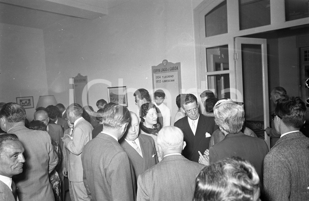 1955 TOSCOLANO MADERNO BS Cocktail al Circolo Golf Bogliaco 2 NEGATIVO ORIGINALE Negativo originale artistico in bianco e nero, su pellicola, in formato cm 9 x 6 CONDIZIONI: FAIR ICharta mette in vendita, sul negozio eBay e in esclusiva sul sito "icharta" il proprio archivio composto da numerose diapositive e negativi fotografici d'epoca, tutti originali e autentici, che attraversano la storia del costume italiano tra gli la fine degli anni Sessanta e Novanta.Si tratta di uno sguardo inedito sull'attualità, la politica, la vita quotidiana, il gossip e la cultura, che fotografa il cambiamento della nazione in quest'ultimo scorcio del XX secolo. Un'occasione unica per il mercato del collezionismo, che vede finalmente disponibile un archivio eccezionale per vastità, tematiche e condizioni, in un settore (il negativo fotografico e la diapositiva) di assoluta novità e dalle interessanti prospettive di investimento. CONDIZIONI:FAIR/discreto originale e autentica 1