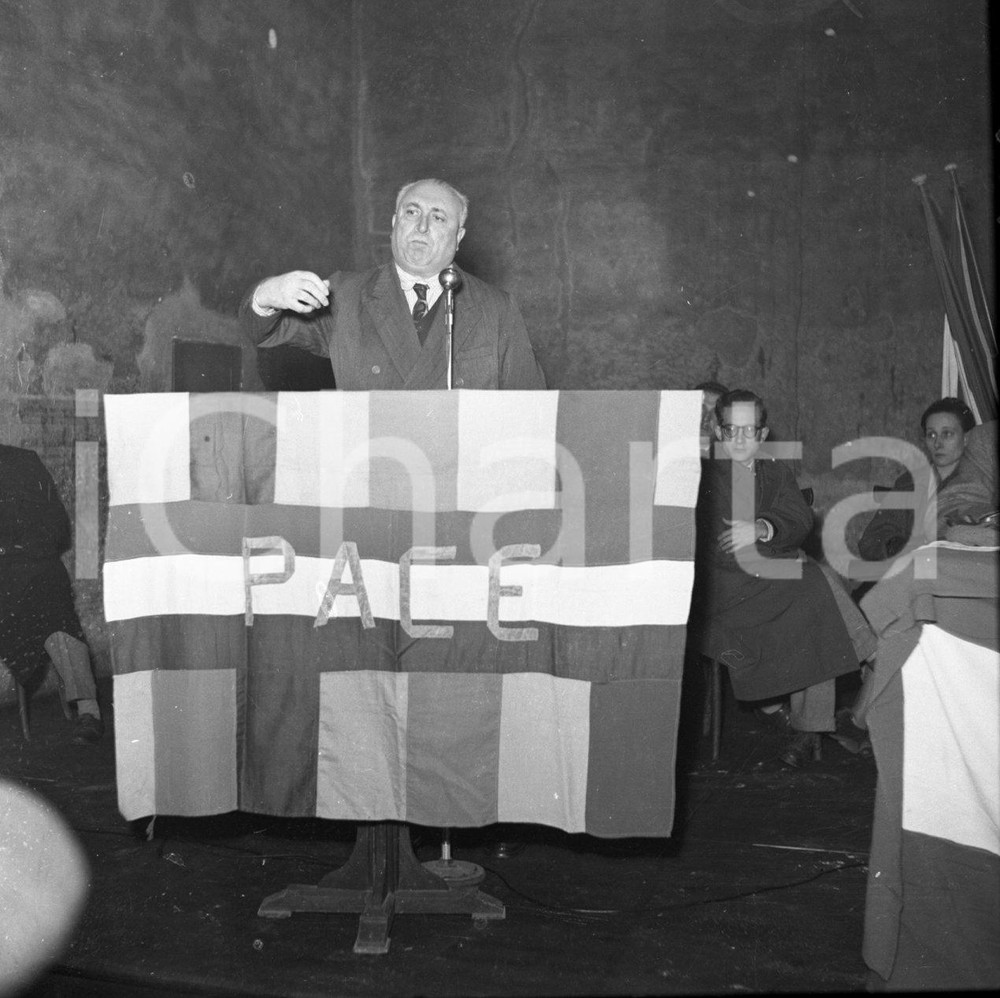 1951 BRESCIA 2° Congresso Mondiale della Pace GIOVANNI ROVEDA 1 NEGATIVO ORIG. Negativo originale artistico in bianco e nero, su pellicola, in formato cm 6 x 6 CONDIZIONI: FAIR ICharta mette in vendita, sul negozio eBay e in esclusiva sul sito "icharta" il proprio archivio composto da numerose diapositive e negativi fotografici d'epoca, tutti originali e autentici, che attraversano la storia del costume italiano tra gli la fine degli anni Sessanta e Novanta.Si tratta di uno sguardo inedito sull'attualità, la politica, la vita quotidiana, il gossip e la cultura, che fotografa il cambiamento della nazione in quest'ultimo scorcio del XX secolo. Un'occasione unica per il mercato del collezionismo, che vede finalmente disponibile un archivio eccezionale per vastità, tematiche e condizioni, in un settore (il negativo fotografico e la diapositiva) di assoluta novità e dalle interessanti prospettive di investimento. CONDIZIONI:FAIR/discreto originale e autentica 1