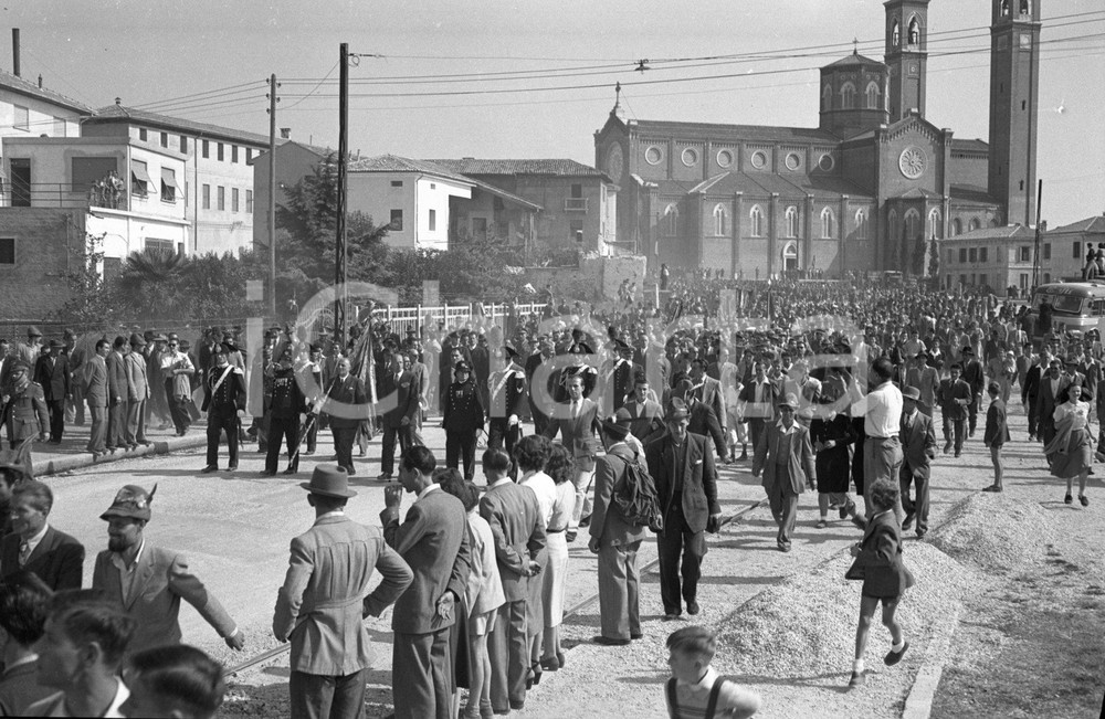 Fotografia d epoca originale 1948 BASSANO DEL GRAPPA Folla verso il ponte NEGATIVO ORIGINALE 1