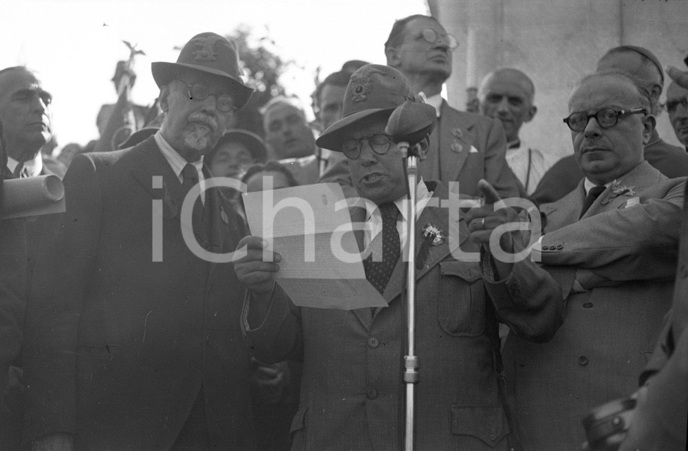 1948 BASSANO DEL GRAPPA DE GASPERI inaugurazione del ponte 1 NEGATIVO ORIGINALE Il Ponte Vecchio sul Brenta ricostruito secondo l'originale disegno del Palladio inaugurato il 3 ottobre dal Presidente del ConsiglioAlcide DE GASPERINegativo originale artistico in bianco e nero, su pellicola, in formato cm 9 x 6 CONDIZIONI: FAIR ICharta mette in vendita, sul negozio eBay e in esclusiva sul sito "icharta" il proprio archivio composto da numerose diapositive e negativi fotografici d'epoca, tutti originali e autentici, che attraversano la storia del costume italiano tra gli la fine degli anni Sessanta e Novanta.Si tratta di uno sguardo inedito sull'attualità, la politica, la vita quotidiana, il gossip e la cultura, che fotografa il cambiamento della nazione in quest'ultimo scorcio del XX secolo. Un'occasione unica per il mercato del collezionismo, che vede finalmente disponibile un archivio eccezionale per vastità, tematiche e condizioni, in un settore (il negativo fotografico e la diapositiva) di assoluta novità e dalle interessanti prospettive di investimento. CONDIZIONI:FAIR/discreto originale e autentica 1