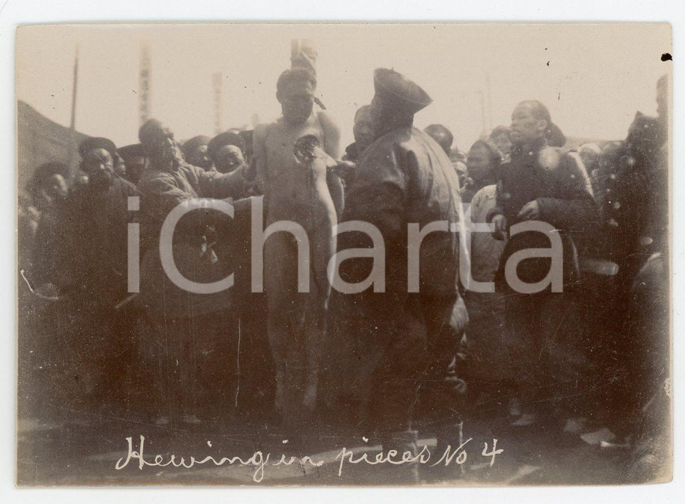 1900 ca CHINA TORTURE LINGCHI Death by a thousand cuts (4) RARE photo 10x7 Fotografia originale d'epoca.FORMATO: 10x7 cmCONDIZIONI: GSi precisa che la serie fotografica completa &egrave; disponibile sul sito www.icharta.com .AVVERTENZAPer le sue caratteristiche di pregio e rarit&agrave;, l'oggetto &egrave; stato selezionato per la collezione privata di ICharta.    originale e autentica 1