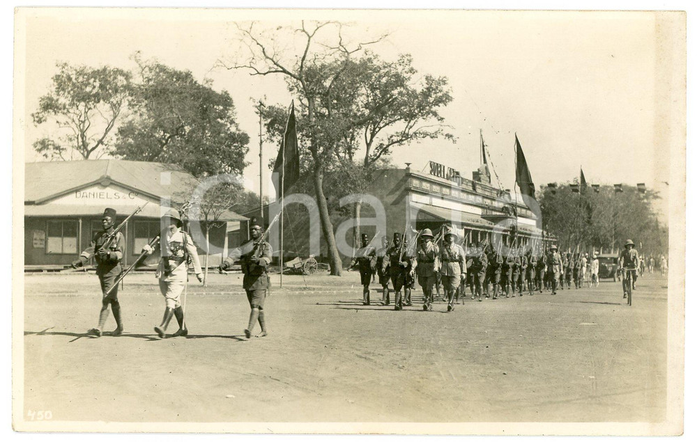 1928 CONGO BELGE Visite roi Albert I de Belgique - Retour du drapeau ^Photo 450 Fotografia originale d'epoca, scattata durante la visita dei sovrani Alberto I ed Elisabetta del Belgio in Congo.FOTOGRAFO: L&eacute;opold GabrielFORMATO: 14x9 cmCONDIZIONI: G    originale e autentica 1