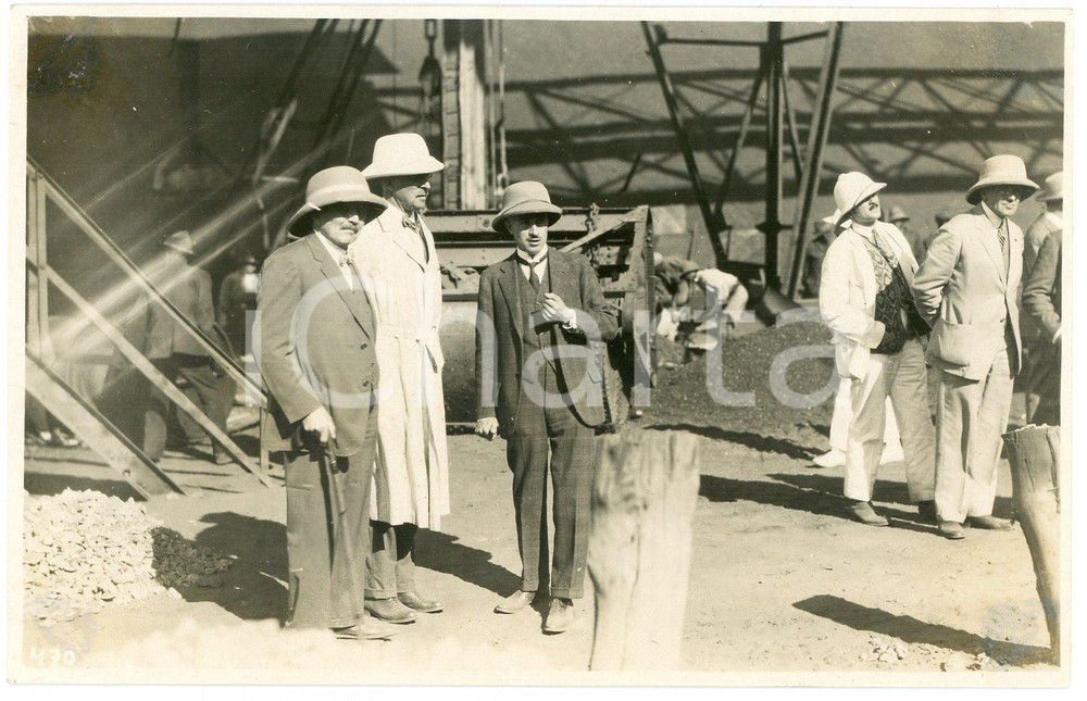 1928 CONGO BELGE Mines KATANGA Visite Roi Albert Ier ^Photo GABRIEL 470 Fotografia originale d'epoca, scattata durante la visita dei sovrani Alberto I ed Elisabetta del Belgio in Congo.FOTOGRAFO: L&eacute;opold Gabriel - Panda - Katanga GOOD/buono  Formato: 14x9 cm originale e autentica 1