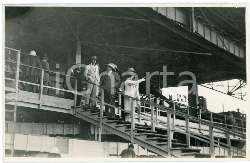 1928 CONGO BELGE Visite roi Albert I reine Elisabeth ^Tribune (2) Photo GABRIEL Fotografia originale d'epoca, scattata durante la visita dei sovrani Alberto I ed Elisabetta del Belgio in Congo, in formato cartolina postale.FOTOGRAFO: L&eacute;opold Gabriel - Panda - KatangaFORMATO: 14x9 cmCONDIZIONI: G     originale e autentica 1