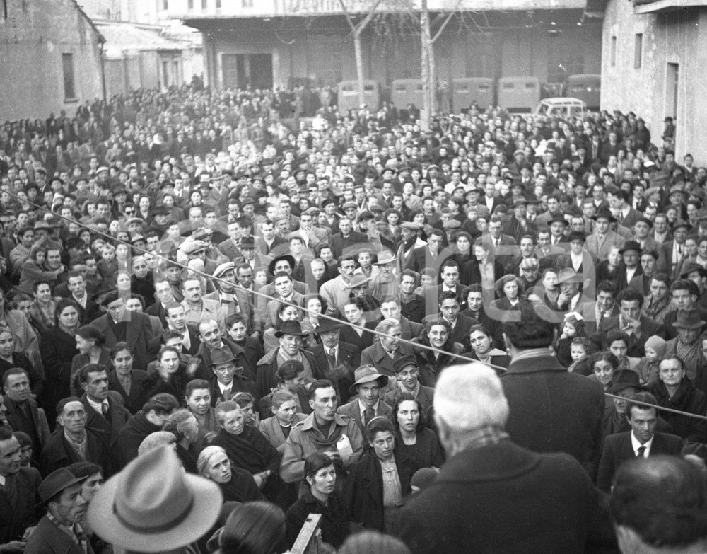 1947 GARDONE VALTROMPIA Sciopero per la chiusura della OM (1) NEGATIVO ORIGINALE Negativo originale artistico in bianco e nero, su pellicola, in formato cm 6 x 4,5 CONDIZIONI: FAIR ICharta mette in vendita, sul negozio eBay e in esclusiva sul sito "icharta" il proprio archivio composto da numerose diapositive e negativi fotografici d'epoca, tutti originali e autentici, che attraversano la storia del costume italiano tra gli la fine degli anni Sessanta e Novanta.Si tratta di uno sguardo inedito sull'attualità, la politica, la vita quotidiana, il gossip e la cultura, che fotografa il cambiamento della nazione in quest'ultimo scorcio del XX secolo. Un'occasione unica per il mercato del collezionismo, che vede finalmente disponibile un archivio eccezionale per vastità, tematiche e condizioni, in un settore (il negativo fotografico e la diapositiva) di assoluta novità e dalle interessanti prospettive di investimento. CONDIZIONI:FAIR/discreto originale e autentica 1