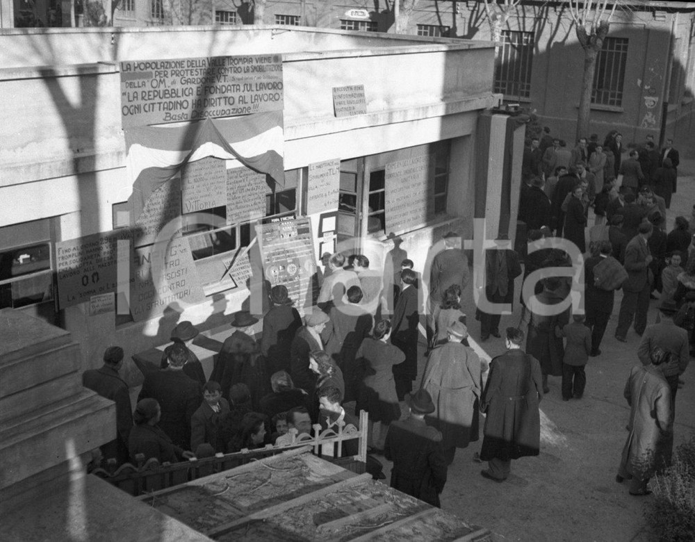 1947 GARDONE VALTROMPIA Sciopero per la chiusura della OM (3) NEGATIVO ORIGINALE Negativo originale artistico in bianco e nero, su pellicola, in formato cm 6 x 4,5 CONDIZIONI: FAIR ICharta mette in vendita, sul negozio eBay e in esclusiva sul sito "icharta" il proprio archivio composto da numerose diapositive e negativi fotografici d'epoca, tutti originali e autentici, che attraversano la storia del costume italiano tra gli la fine degli anni Sessanta e Novanta.Si tratta di uno sguardo inedito sull'attualità, la politica, la vita quotidiana, il gossip e la cultura, che fotografa il cambiamento della nazione in quest'ultimo scorcio del XX secolo. Un'occasione unica per il mercato del collezionismo, che vede finalmente disponibile un archivio eccezionale per vastità, tematiche e condizioni, in un settore (il negativo fotografico e la diapositiva) di assoluta novità e dalle interessanti prospettive di investimento. CONDIZIONI:FAIR/discreto originale e autentica 1