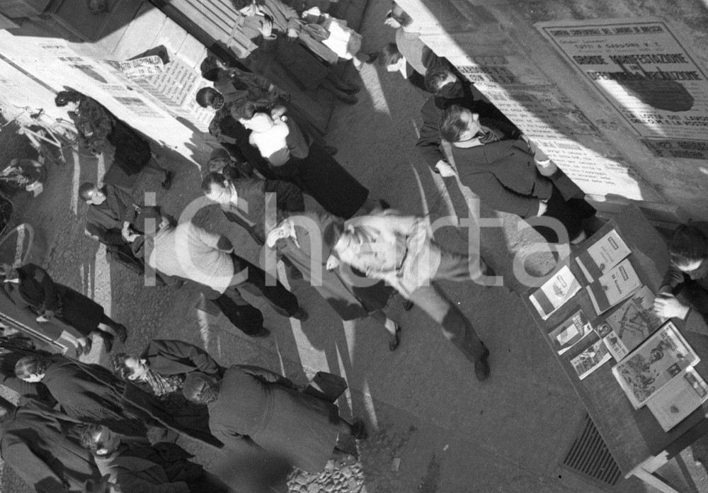 1947 GARDONE VALTROMPIA Sciopero per la chiusura della OM (4) NEGATIVO ORIGINALE Negativo originale artistico in bianco e nero, su pellicola, in formato cm 6 x 4,5 CONDIZIONI: FAIR ICharta mette in vendita, sul negozio eBay e in esclusiva sul sito "icharta" il proprio archivio composto da numerose diapositive e negativi fotografici d'epoca, tutti originali e autentici, che attraversano la storia del costume italiano tra gli la fine degli anni Sessanta e Novanta.Si tratta di uno sguardo inedito sull'attualità, la politica, la vita quotidiana, il gossip e la cultura, che fotografa il cambiamento della nazione in quest'ultimo scorcio del XX secolo. Un'occasione unica per il mercato del collezionismo, che vede finalmente disponibile un archivio eccezionale per vastità, tematiche e condizioni, in un settore (il negativo fotografico e la diapositiva) di assoluta novità e dalle interessanti prospettive di investimento. CONDIZIONI:FAIR/discreto originale e autentica 1