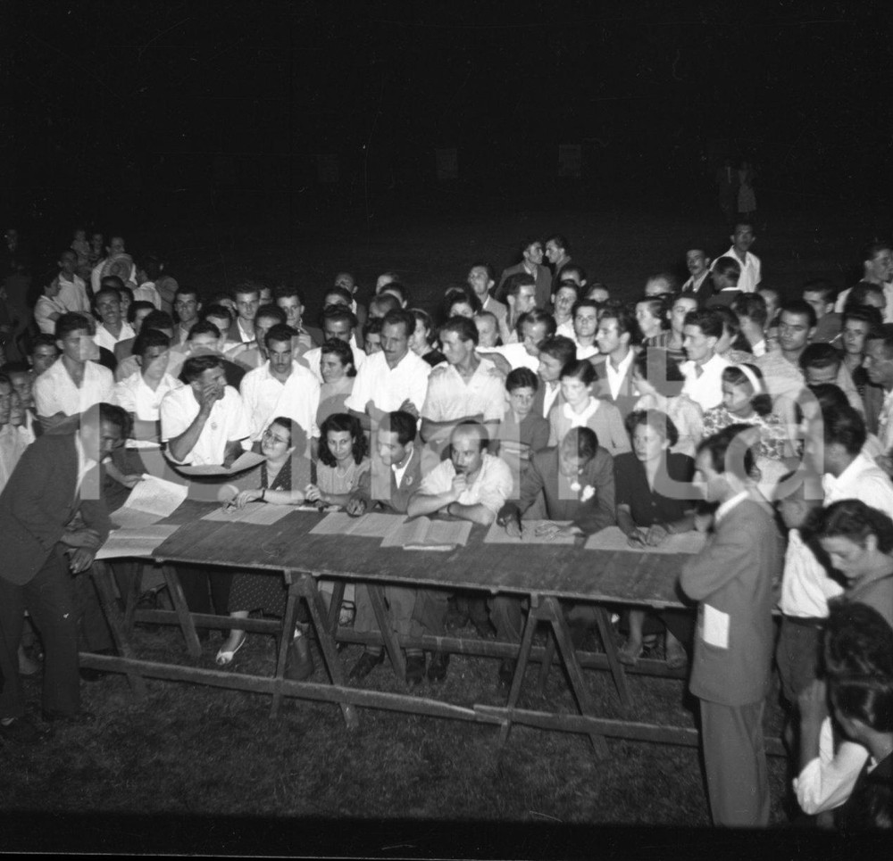 1950 COGOZZO VALTROMPIA (BS) Elezione miss "Vie Nuove" (2) NEGATIVO ORIGINALE Nel negativo: la giuria.Negativo originale artistico in bianco e nero, su pellicola, in formato cm 6 x 6 CONDIZIONI: FAIR ICharta mette in vendita, sul negozio eBay e in esclusiva sul sito "icharta" il proprio archivio composto da numerose diapositive e negativi fotografici d'epoca, tutti originali e autentici, che attraversano la storia del costume italiano tra gli la fine degli anni Sessanta e Novanta.Si tratta di uno sguardo inedito sull'attualità, la politica, la vita quotidiana, il gossip e la cultura, che fotografa il cambiamento della nazione in quest'ultimo scorcio del XX secolo. Un'occasione unica per il mercato del collezionismo, che vede finalmente disponibile un archivio eccezionale per vastità, tematiche e condizioni, in un settore (il negativo fotografico e la diapositiva) di assoluta novità e dalle interessanti prospettive di investimento. CONDIZIONI:FAIR/discreto originale e autentica 1