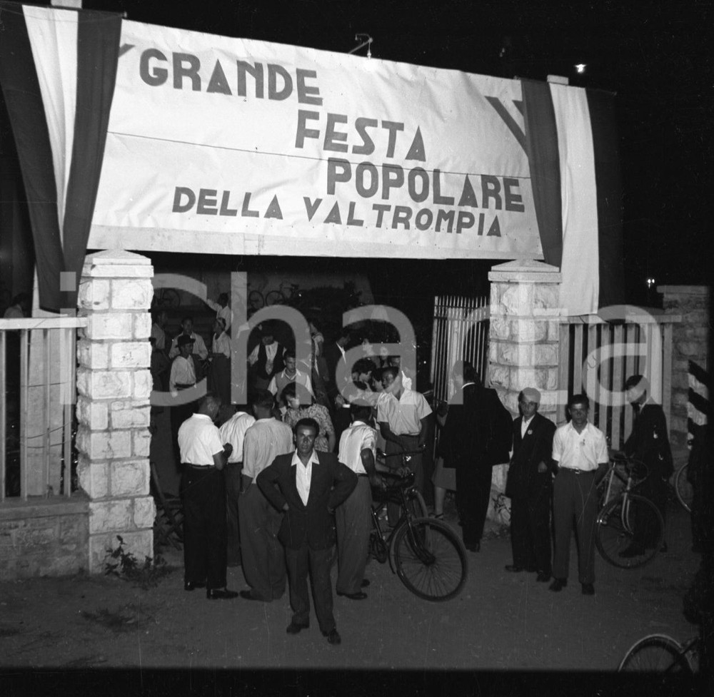 1950 COGOZZO Grande Festa Popolare della Valtrompia NEGATIVO ORIGINALE Negativo originale artistico in bianco e nero, su pellicola, in formato cm 6 x 6 CONDIZIONI: FAIR ICharta mette in vendita, sul negozio eBay e in esclusiva sul sito "icharta" il proprio archivio composto da numerose diapositive e negativi fotografici d'epoca, tutti originali e autentici, che attraversano la storia del costume italiano tra gli la fine degli anni Sessanta e Novanta.Si tratta di uno sguardo inedito sull'attualità, la politica, la vita quotidiana, il gossip e la cultura, che fotografa il cambiamento della nazione in quest'ultimo scorcio del XX secolo. Un'occasione unica per il mercato del collezionismo, che vede finalmente disponibile un archivio eccezionale per vastità, tematiche e condizioni, in un settore (il negativo fotografico e la diapositiva) di assoluta novità e dalle interessanti prospettive di investimento. CONDIZIONI:FAIR/discreto originale e autentica 1