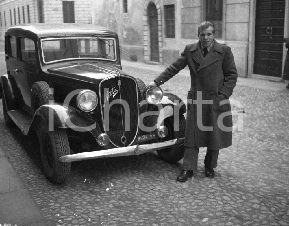 1948 BRESCIA Nuovi automezzi per la Polizia Fiat Ardita 2000 NEGATIVO ORIGINALE Negativo originale artistico in bianco e nero, su pellicola, in formato cm 6 x 4,5 CONDIZIONI: FAIR ICharta mette in vendita, sul negozio eBay e in esclusiva sul sito "icharta" il proprio archivio composto da numerose diapositive e negativi fotografici d'epoca, tutti originali e autentici, che attraversano la storia del costume italiano tra gli la fine degli anni Sessanta e Novanta.Si tratta di uno sguardo inedito sull'attualità, la politica, la vita quotidiana, il gossip e la cultura, che fotografa il cambiamento della nazione in quest'ultimo scorcio del XX secolo. Un'occasione unica per il mercato del collezionismo, che vede finalmente disponibile un archivio eccezionale per vastità, tematiche e condizioni, in un settore (il negativo fotografico e la diapositiva) di assoluta novità e dalle interessanti prospettive di investimento. CONDIZIONI:FAIR/discreto originale e autentica 1
