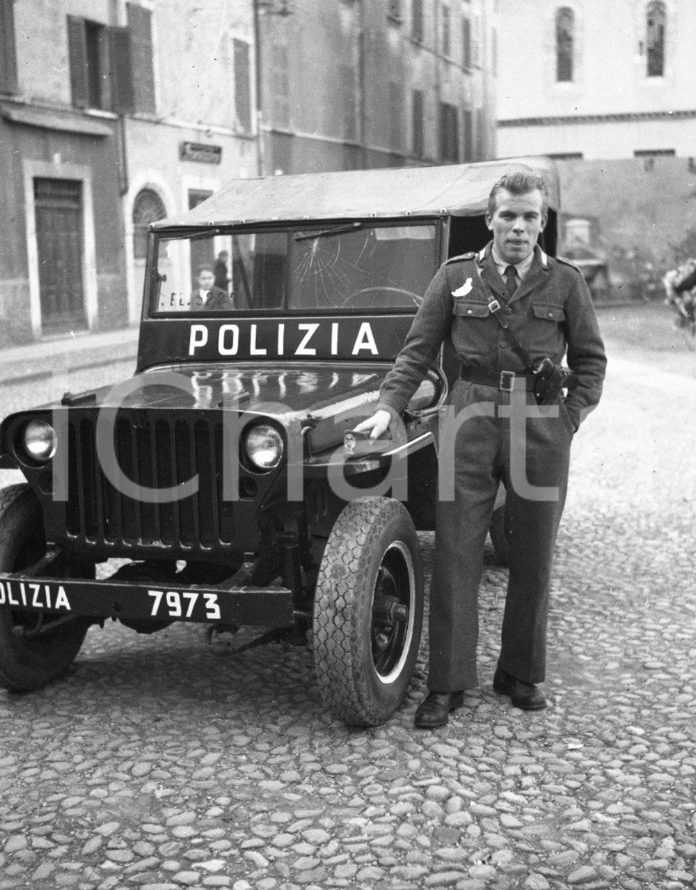 1948 BRESCIA Nuovi automezzi per la Polizia Jeep Willis NEGATIVO ORIGINALE Negativo originale artistico in bianco e nero, su pellicola, in formato cm 6 x 4,5 CONDIZIONI: FAIR ICharta mette in vendita, sul negozio eBay e in esclusiva sul sito "icharta" il proprio archivio composto da numerose diapositive e negativi fotografici d'epoca, tutti originali e autentici, che attraversano la storia del costume italiano tra gli la fine degli anni Sessanta e Novanta.Si tratta di uno sguardo inedito sull'attualità, la politica, la vita quotidiana, il gossip e la cultura, che fotografa il cambiamento della nazione in quest'ultimo scorcio del XX secolo. Un'occasione unica per il mercato del collezionismo, che vede finalmente disponibile un archivio eccezionale per vastità, tematiche e condizioni, in un settore (il negativo fotografico e la diapositiva) di assoluta novità e dalle interessanti prospettive di investimento. CONDIZIONI:FAIR/discreto originale e autentica 1