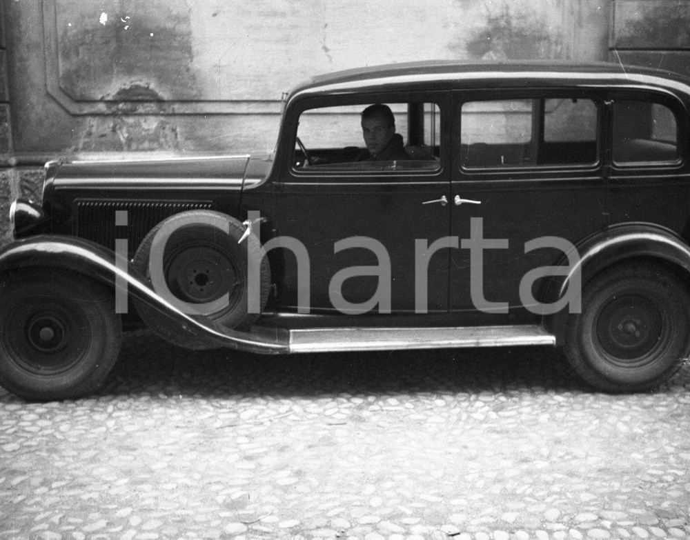 1948 BRESCIA Nuovi automezzi per Polizia Fiat Ardita 2000 (1) NEGATIVO ORIGINALE Negativo originale artistico in bianco e nero, su pellicola, in formato cm 6 x 4,5 CONDIZIONI: FAIR ICharta mette in vendita, sul negozio eBay e in esclusiva sul sito "icharta" il proprio archivio composto da numerose diapositive e negativi fotografici d'epoca, tutti originali e autentici, che attraversano la storia del costume italiano tra gli la fine degli anni Sessanta e Novanta.Si tratta di uno sguardo inedito sull'attualità, la politica, la vita quotidiana, il gossip e la cultura, che fotografa il cambiamento della nazione in quest'ultimo scorcio del XX secolo. Un'occasione unica per il mercato del collezionismo, che vede finalmente disponibile un archivio eccezionale per vastità, tematiche e condizioni, in un settore (il negativo fotografico e la diapositiva) di assoluta novità e dalle interessanti prospettive di investimento. CONDIZIONI:FAIR/discreto originale e autentica 1