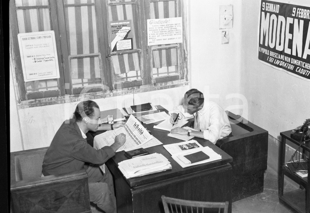 1950 BRESCIA Redazione dell'"UNITÀ" via Gramsci (1) NEGATIVO ORIGINALE Negativo originale artistico in bianco e nero, su pellicola, in formato cm 9 x 6 CONDIZIONI: FAIR ICharta mette in vendita, sul negozio eBay e in esclusiva sul sito "icharta" il proprio archivio composto da numerose diapositive e negativi fotografici d'epoca, tutti originali e autentici, che attraversano la storia del costume italiano tra gli la fine degli anni Sessanta e Novanta.Si tratta di uno sguardo inedito sull'attualità, la politica, la vita quotidiana, il gossip e la cultura, che fotografa il cambiamento della nazione in quest'ultimo scorcio del XX secolo. Un'occasione unica per il mercato del collezionismo, che vede finalmente disponibile un archivio eccezionale per vastità, tematiche e condizioni, in un settore (il negativo fotografico e la diapositiva) di assoluta novità e dalle interessanti prospettive di investimento. CONDIZIONI:FAIR/discreto originale e autentica 1