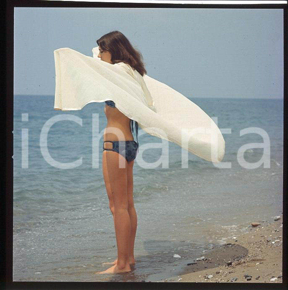 1970 ITALIA Caterina CASELLI Photoshoot in costume (9) NEGATIVO ORIGINALE Negativo originale in bianco e nero, su pellicola, in formato cm 6 x 6 CONDIZIONI: FAIR E' SEVERAMENTE VIETATA LA RIPRODUZIONE.TUTTI I DIRITTI SONO RISERVATI.ICharta mette in vendita, sul negozio eBay e in esclusiva sul sito "icharta" il proprio archivio composto da numerose diapositive e negativi fotografici d'epoca, tutti originali e autentici.Si tratta di uno sguardo inedito sull'attualità, la politica, la vita quotidiana, il gossip e la cultura, che fotografa il cambiamento della nazione (e non solo) tra il 1890 ed il 1990 circa. Un'occasione unica per il mercato del collezionismo, che vede finalmente disponibile un archivio eccezionale per vastità, tematiche e condizioni, in un settore (il negativo fotografico e la diapositiva) di assoluta novità e dalle interessanti prospettive di investimento. FAIR/discreto   originale e autentica 1