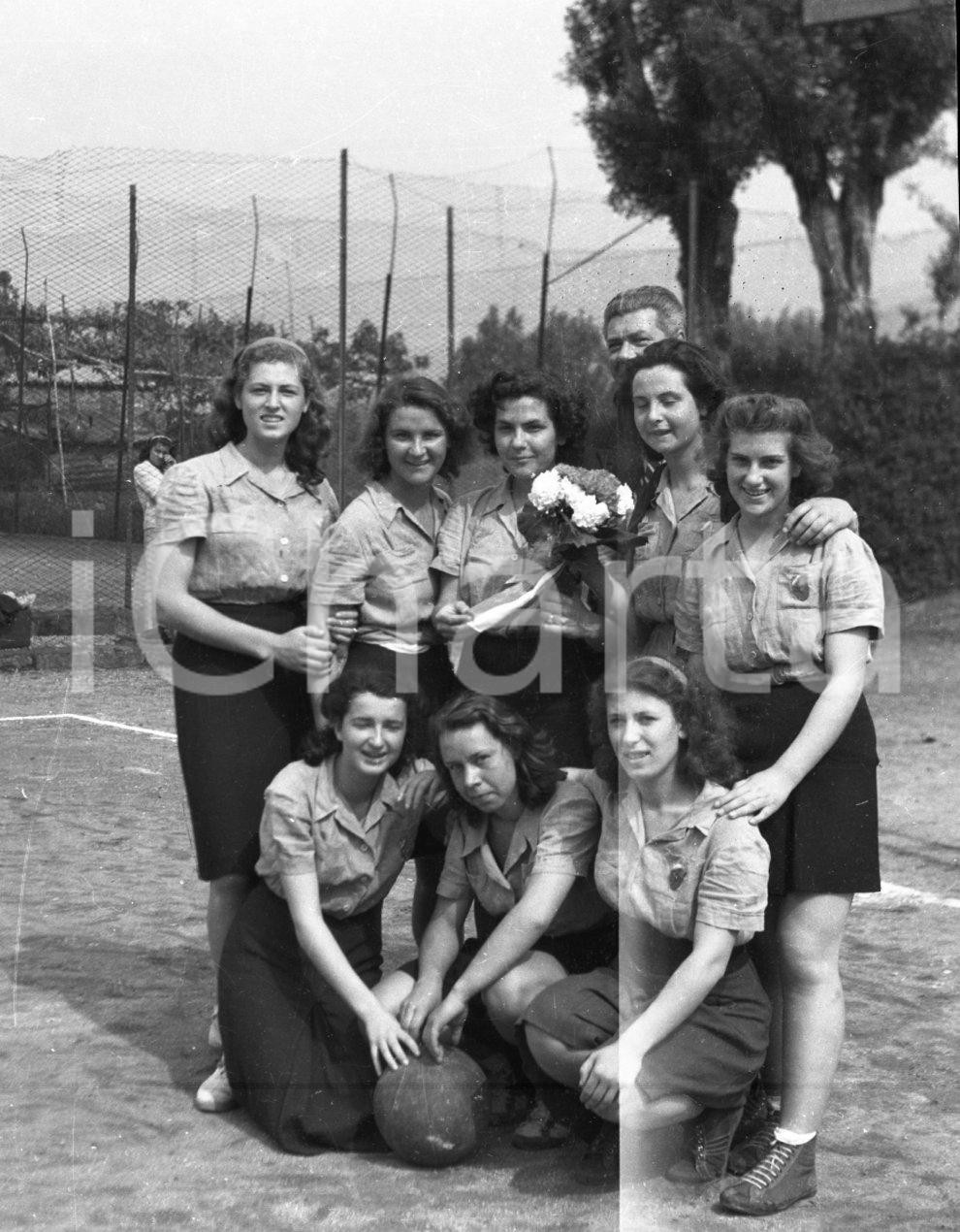 1947 BRESCIA Squadra pallacanestro femminile via Carducci NEGATIVO ORIGINALE Negativo originale in bianco e nero, su pellicola, in formato cm 4,5 x 6 CONDIZIONI: POOR (difetti) E' SEVERAMENTE VIETATA LA RIPRODUZIONE.TUTTI I DIRITTI SONO RISERVATI.ICharta mette in vendita, sul negozio eBay e in esclusiva sul sito "icharta" il proprio archivio composto da numerose diapositive e negativi fotografici d'epoca, tutti originali e autentici.Si tratta di uno sguardo inedito sull'attualità, la politica, la vita quotidiana, il gossip e la cultura, che fotografa il cambiamento della nazione (e non solo) tra il 1890 ed il 1990 circa. Un'occasione unica per il mercato del collezionismo, che vede finalmente disponibile un archivio eccezionale per vastità, tematiche e condizioni, in un settore (il negativo fotografico e la diapositiva) di assoluta novità e dalle interessanti prospettive di investimento. CONDIZIONI:POOR/danneggiato originale e autentica 1