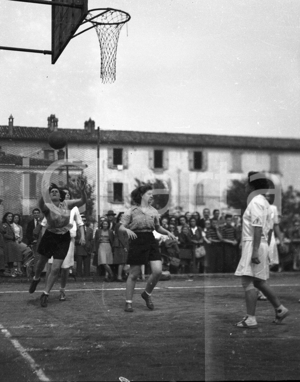 1947 BRESCIA Pallacanestro femminile campo via Carducci (2 ) NEGATIVO ORIGINALE Negativo originale in bianco e nero, su pellicola, in formato cm 4,5 x 6 CONDIZIONI: FAIR E' SEVERAMENTE VIETATA LA RIPRODUZIONE.TUTTI I DIRITTI SONO RISERVATI.ICharta mette in vendita, sul negozio eBay e in esclusiva sul sito "icharta" il proprio archivio composto da numerose diapositive e negativi fotografici d'epoca, tutti originali e autentici.Si tratta di uno sguardo inedito sull'attualità, la politica, la vita quotidiana, il gossip e la cultura, che fotografa il cambiamento della nazione (e non solo) tra il 1890 ed il 1990 circa. Un'occasione unica per il mercato del collezionismo, che vede finalmente disponibile un archivio eccezionale per vastità, tematiche e condizioni, in un settore (il negativo fotografico e la diapositiva) di assoluta novità e dalle interessanti prospettive di investimento. CONDIZIONI:FAIR/discreto originale e autentica 1