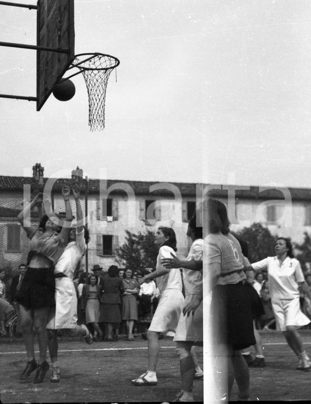 1947 BRESCIA Pallacanestro femminile campo via Carducci (3 ) NEGATIVO ORIGINALE Negativo originale in bianco e nero, su pellicola, in formato cm 4,5 x 6 CONDIZIONI: POOR (difetti) E' SEVERAMENTE VIETATA LA RIPRODUZIONE.TUTTI I DIRITTI SONO RISERVATI.ICharta mette in vendita, sul negozio eBay e in esclusiva sul sito "icharta" il proprio archivio composto da numerose diapositive e negativi fotografici d'epoca, tutti originali e autentici.Si tratta di uno sguardo inedito sull'attualità, la politica, la vita quotidiana, il gossip e la cultura, che fotografa il cambiamento della nazione (e non solo) tra il 1890 ed il 1990 circa. Un'occasione unica per il mercato del collezionismo, che vede finalmente disponibile un archivio eccezionale per vastità, tematiche e condizioni, in un settore (il negativo fotografico e la diapositiva) di assoluta novità e dalle interessanti prospettive di investimento. CONDIZIONI:POOR/danneggiato originale e autentica 1