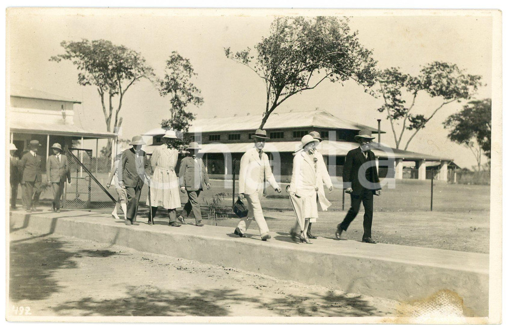1928 CONGO BELGE Mines KATANGA - Visite roi Albert Ier - Photo L. GABRIEL 492 Fotografia originale d'epoca, scattata durante la visita dei sovrani Alberto I ed Elisabetta del Belgio in Congo, in formato cartolina postaleFOTOGRAFO: L&eacute;opold Gabriel - Panda - Katanga POOR/danneggiato residuo cartaceo e di colla al lato inferiore Formato: 14x9 cm originale e autentica 1