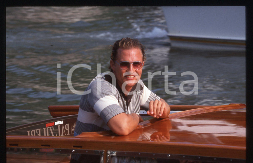 35mm vintage slide* 2000 VENEZIA Mostra del Cinema Matthew MCCONAUGHEY 5 La diapositiva &egrave; stata scattata in occasione della presentazione del film "U-571" alla Mostra del Cinema di Venezia del 2000. CONDIZIONI: GOOD Tutti i diritti riservati.E' severamente vietata la riproduzione.  ICharta mette in vendita, sul negozio eBay e in esclusiva sul sito "icharta" il proprio archivio composto da numerose diapositive e negativi fotografici d'epoca, tutti originali e autentici, che attraversano la storia del costume italiano tra gli la fine degli anni Sessanta e Novanta.Si tratta di uno sguardo inedito sull'attualit&agrave;, la politica, la vita quotidiana, il gossip e la cultura, che fotografa il cambiamento della nazione in quest'ultimo scorcio del XX secolo. Un'occasione unica per il mercato del collezionismo, che vede finalmente disponibile un archivio eccezionale per vastit&agrave;, tematiche e condizioni, in un settore (il negativo fotografico e la diapositiva) di assoluta novit&agrave; e dalle interessanti prospettive di investimento.     originale e autentica 1